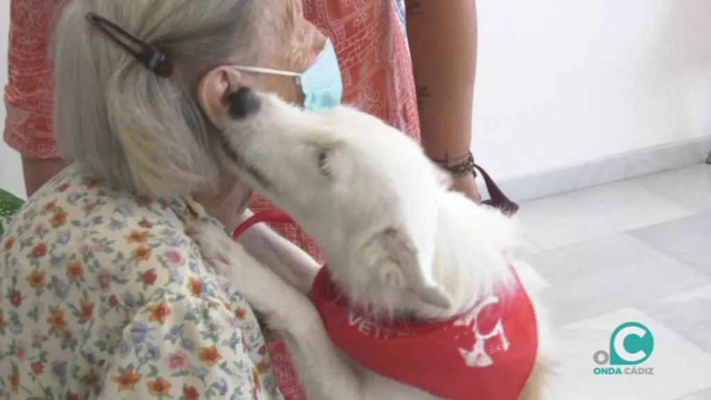 Thai durante su visita en el Centro de día Santa María del Mar