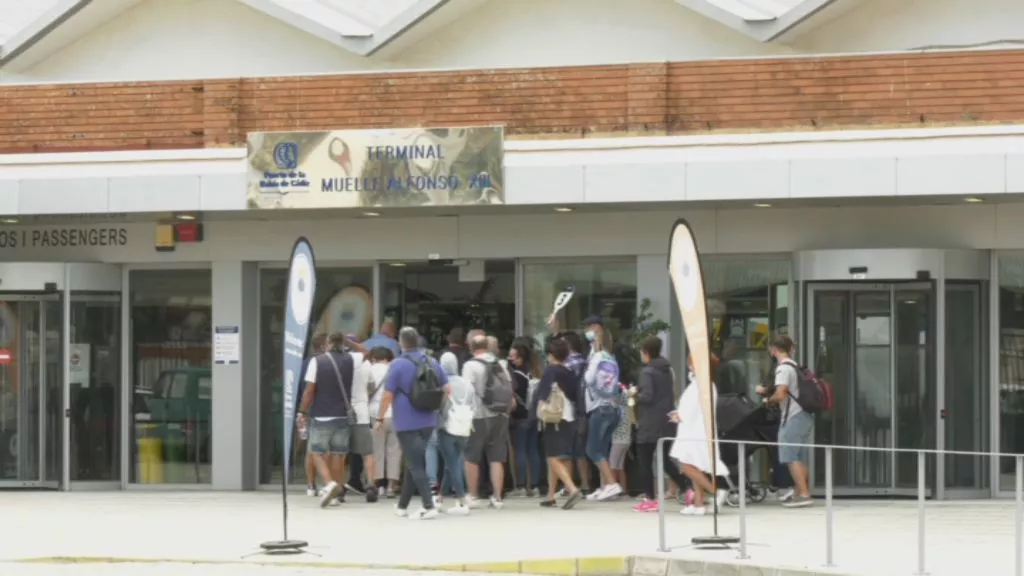 Un grupo de cruceristas entran en la Terminal de Cruceros de Alfonso XIII de Cádiz