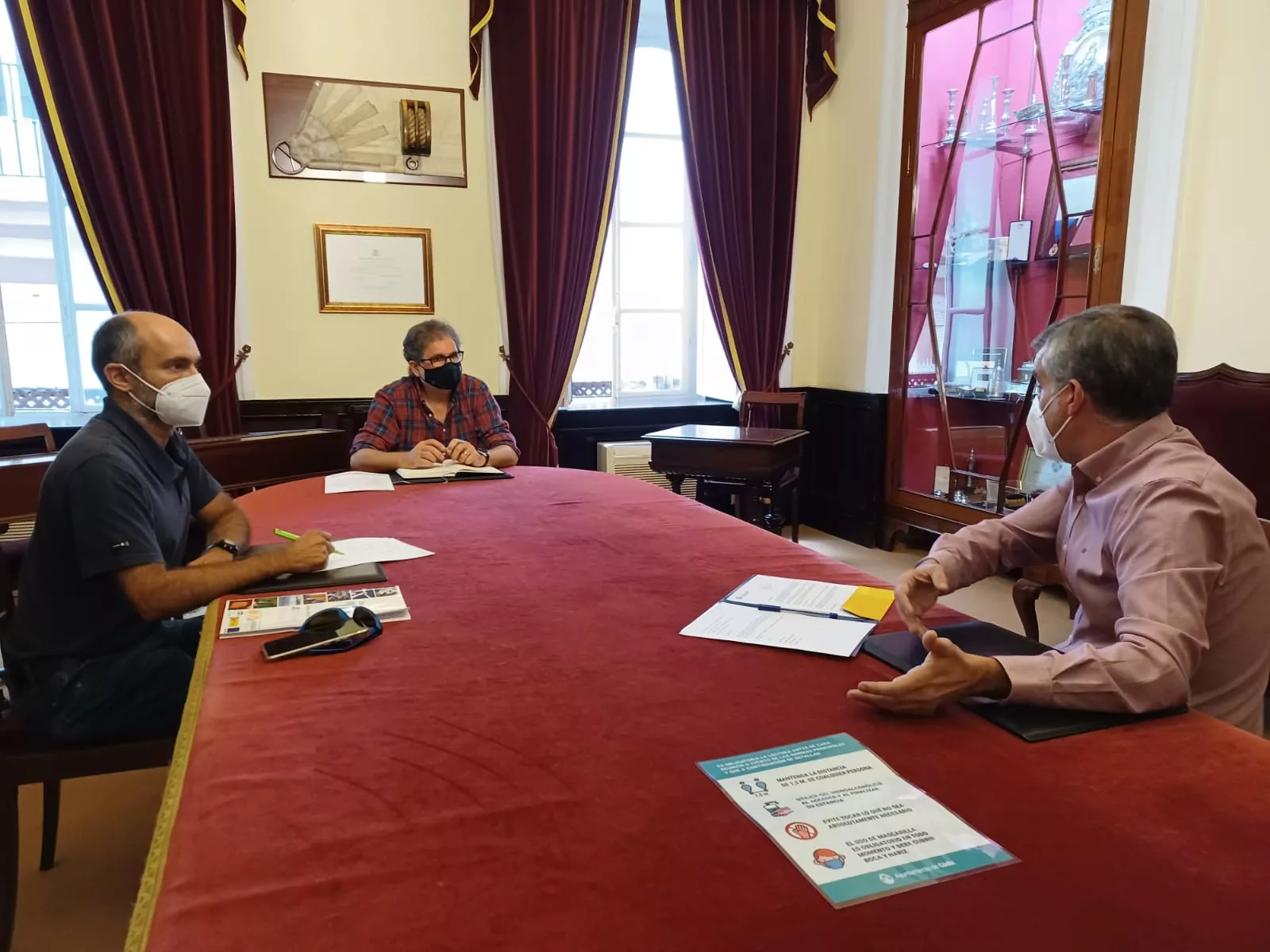 Correos presenta al Ayuntamiento su nueva aplicación para facilitar la tramitación electrónica a la ciudadanía.