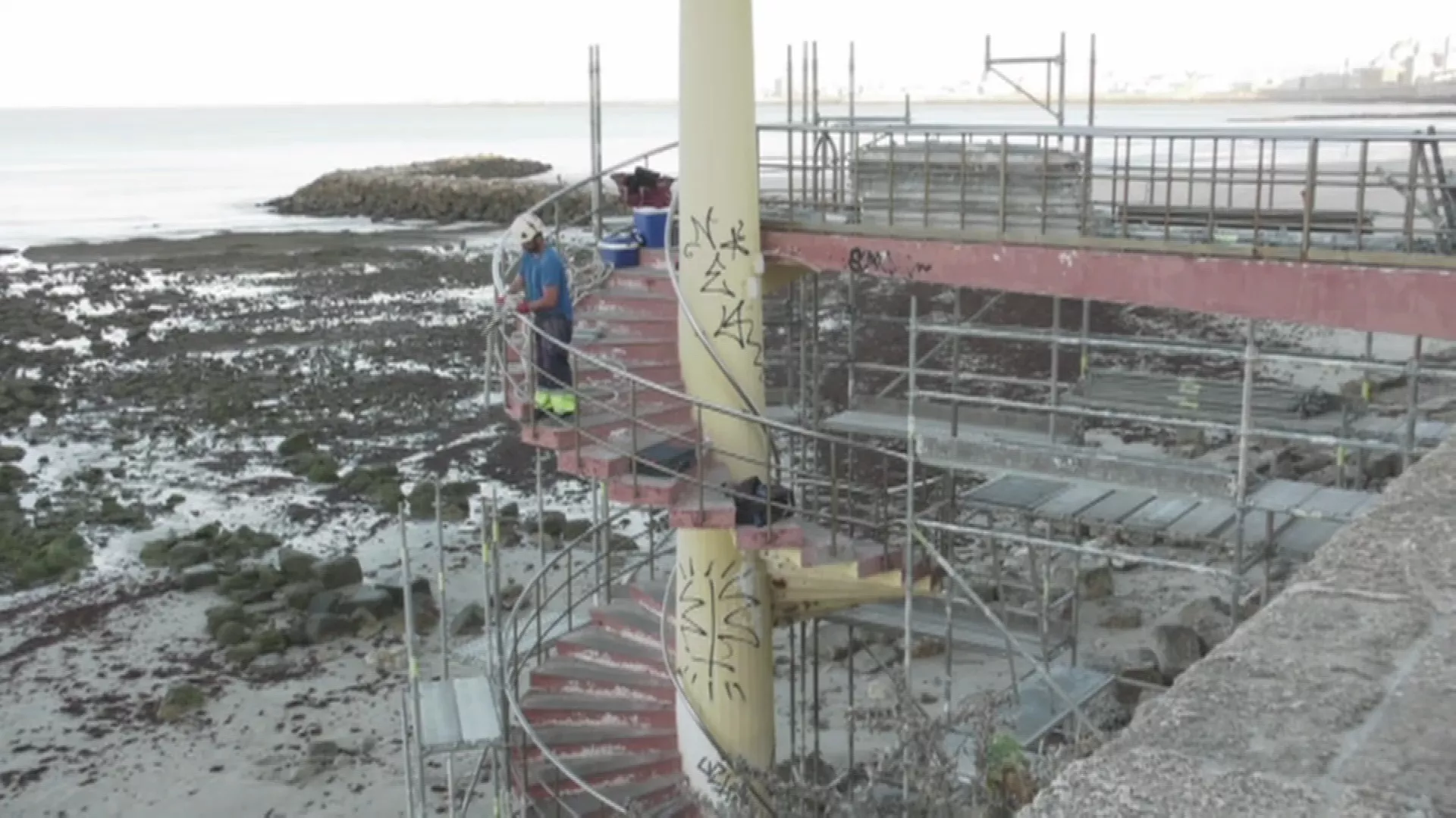 Obrero trabajando en la escalera de caracol