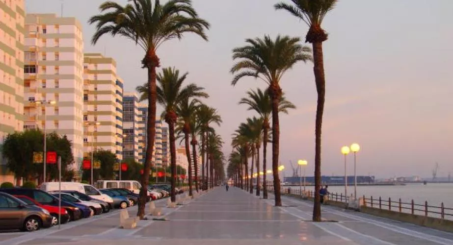 Alumbrado en la avenida de la Bahía 