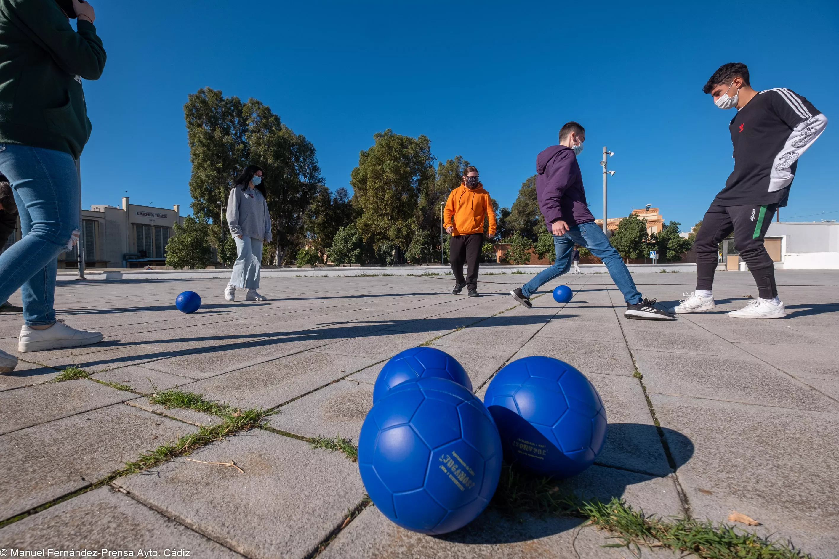Jugando en las plazas.