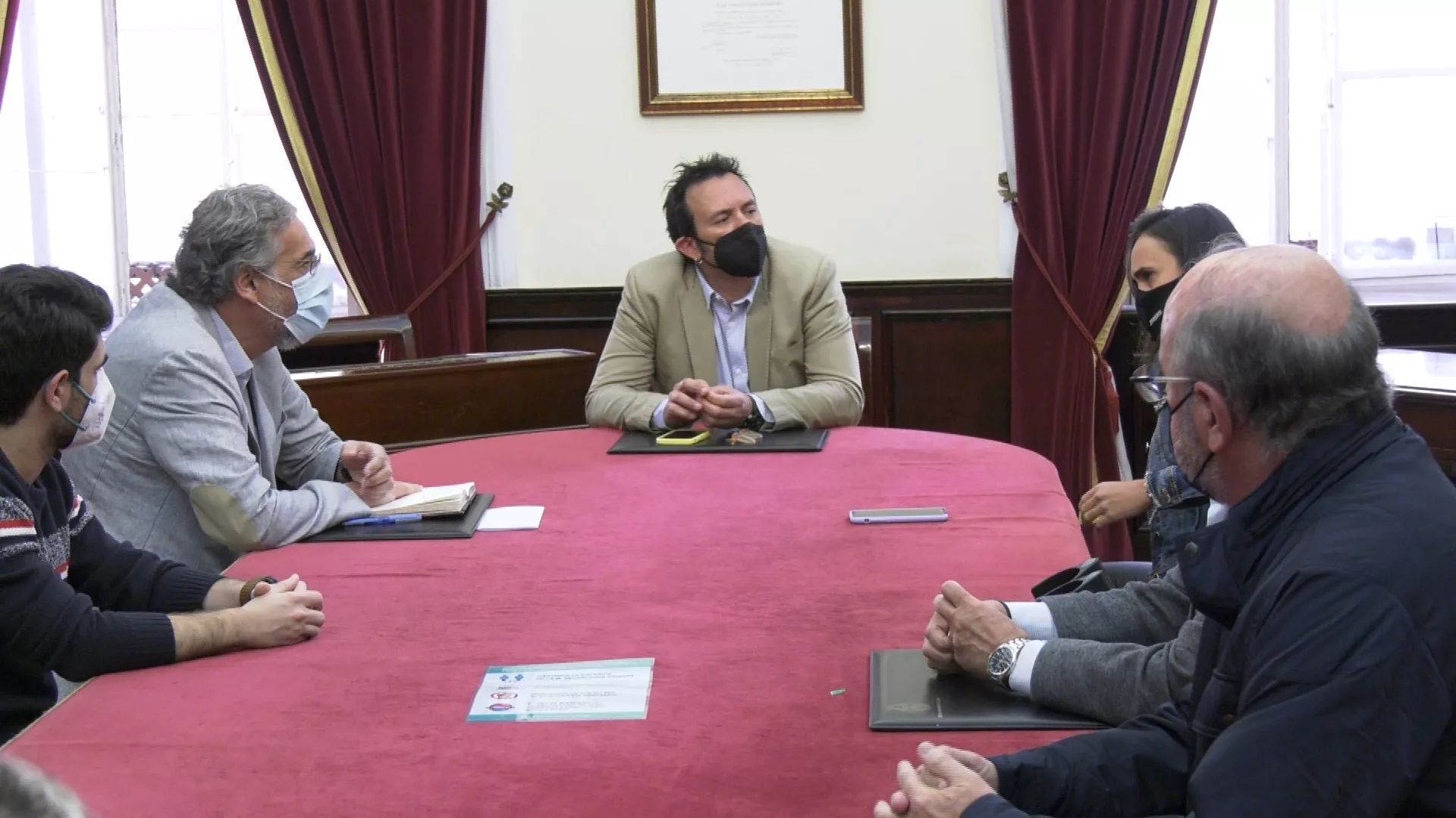 El Ayuntamiento potenciará y estrechará las relaciones con el Ateneo de Cádiz.