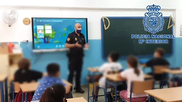 Policía explicando en una clase de Primaria