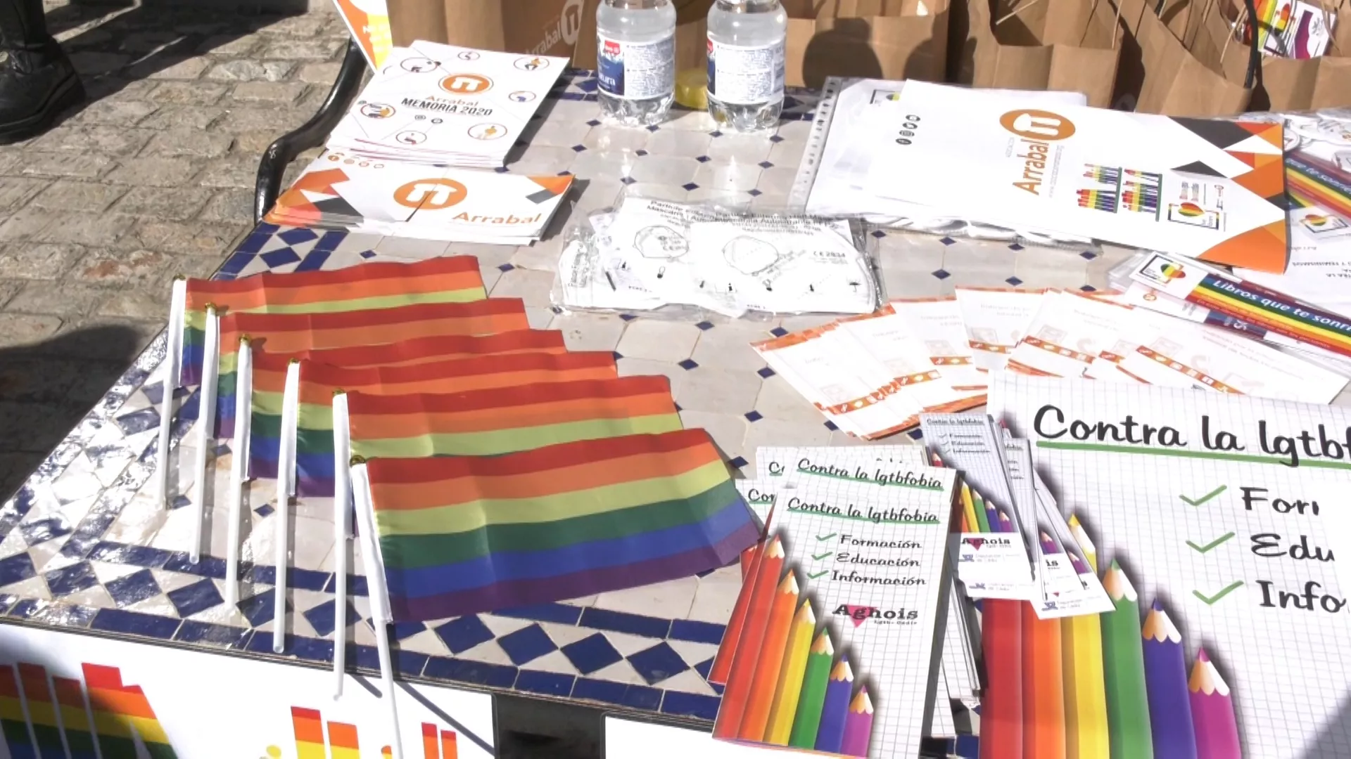 Uno de los expositores en el patio de la facultad