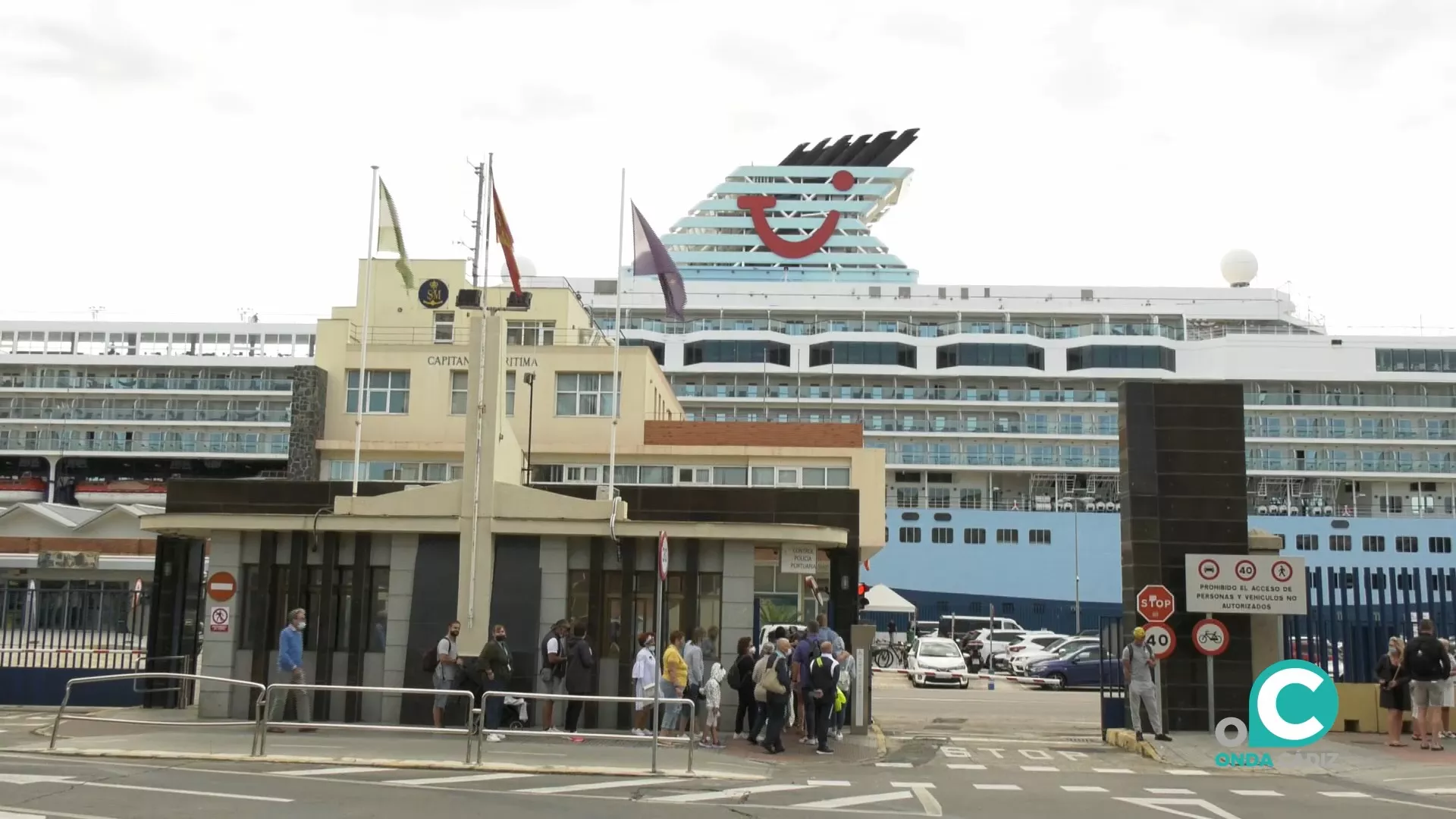 Un grupo de cruceristas salen del puerto de Cádiz para visitar la ciudad