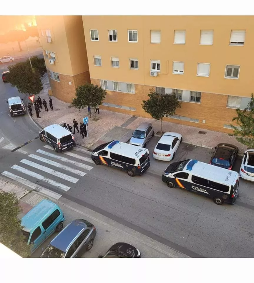 Furgones de policía desplegados en el Río San Pedro