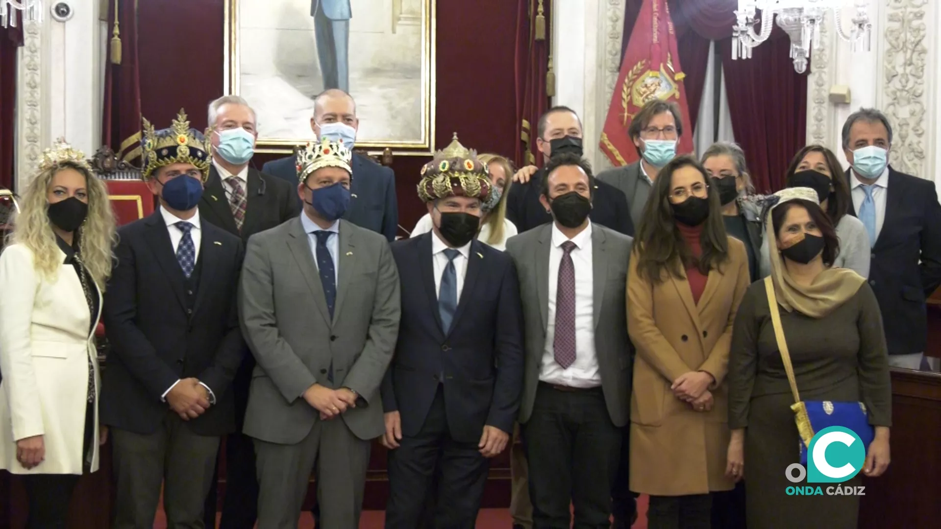 Una foto de familia en el salón de plenos del ayuntamiento tras el acto de traspaso de coronas