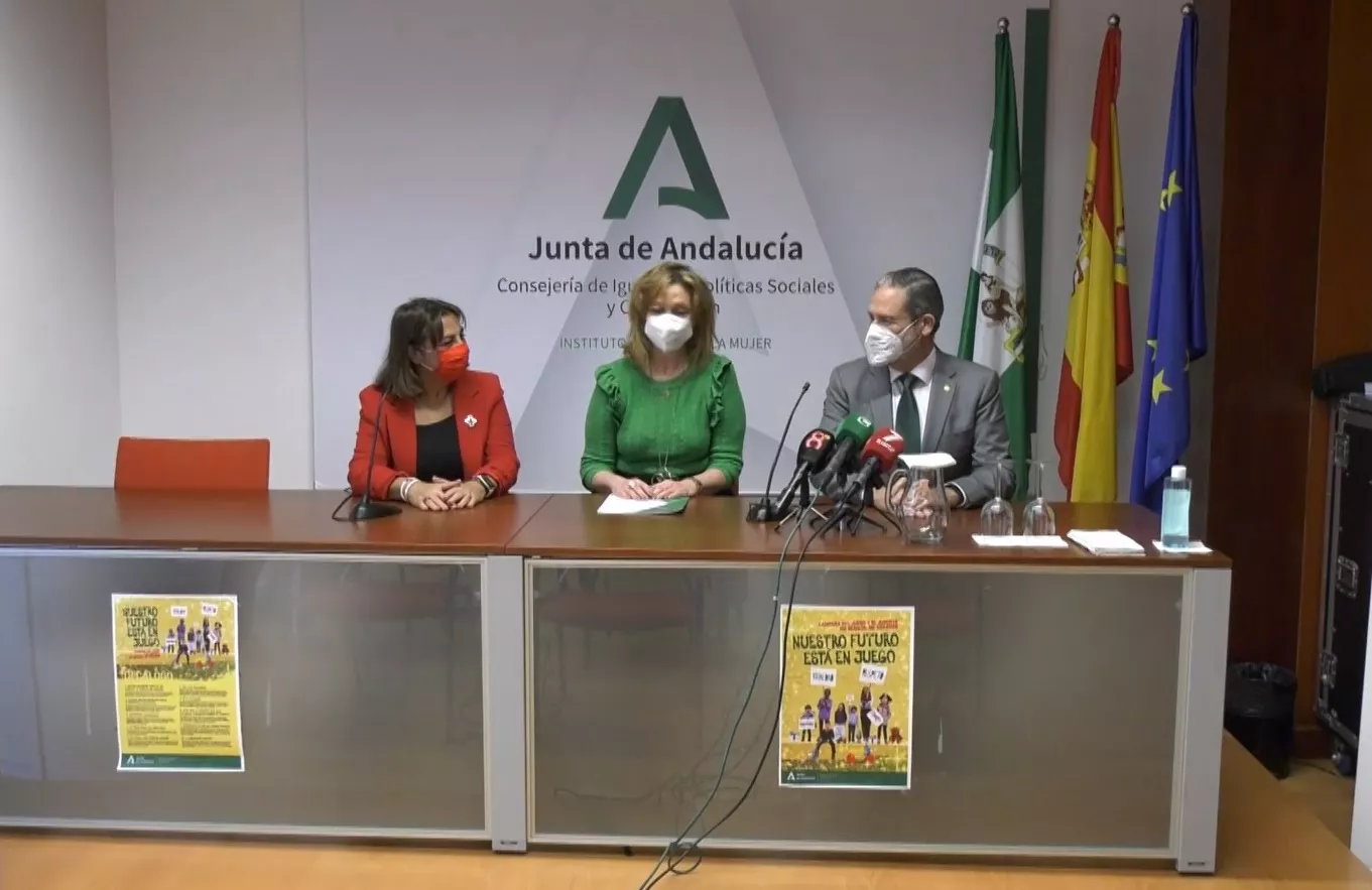 La delegada de Igualdad, junto a los responsables de Cruz Roja y Cáritas en Cádiz, durante la presentación de las ayudas