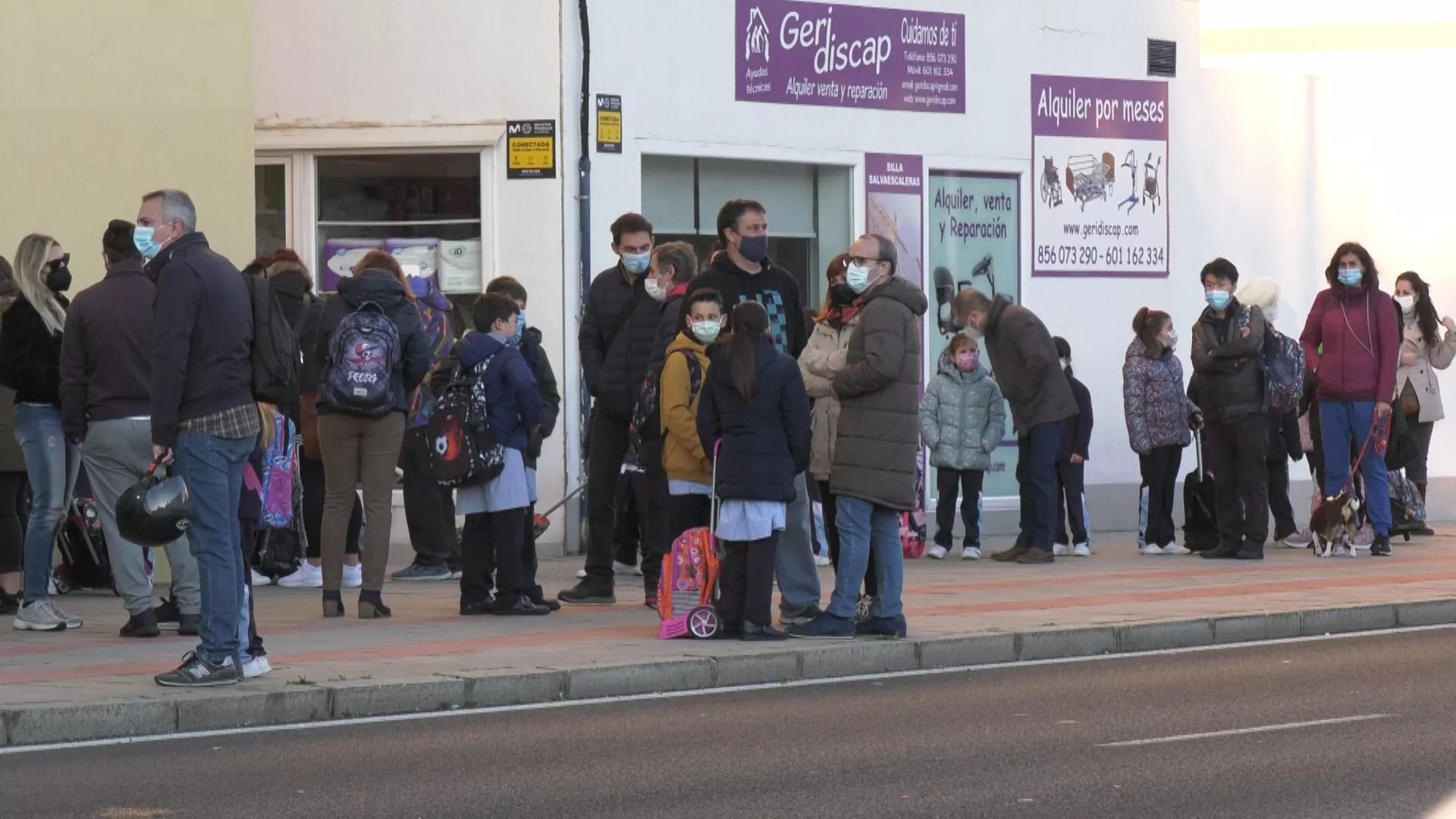 Los niños y niñas a la entrada de uno de los colegios de la capital