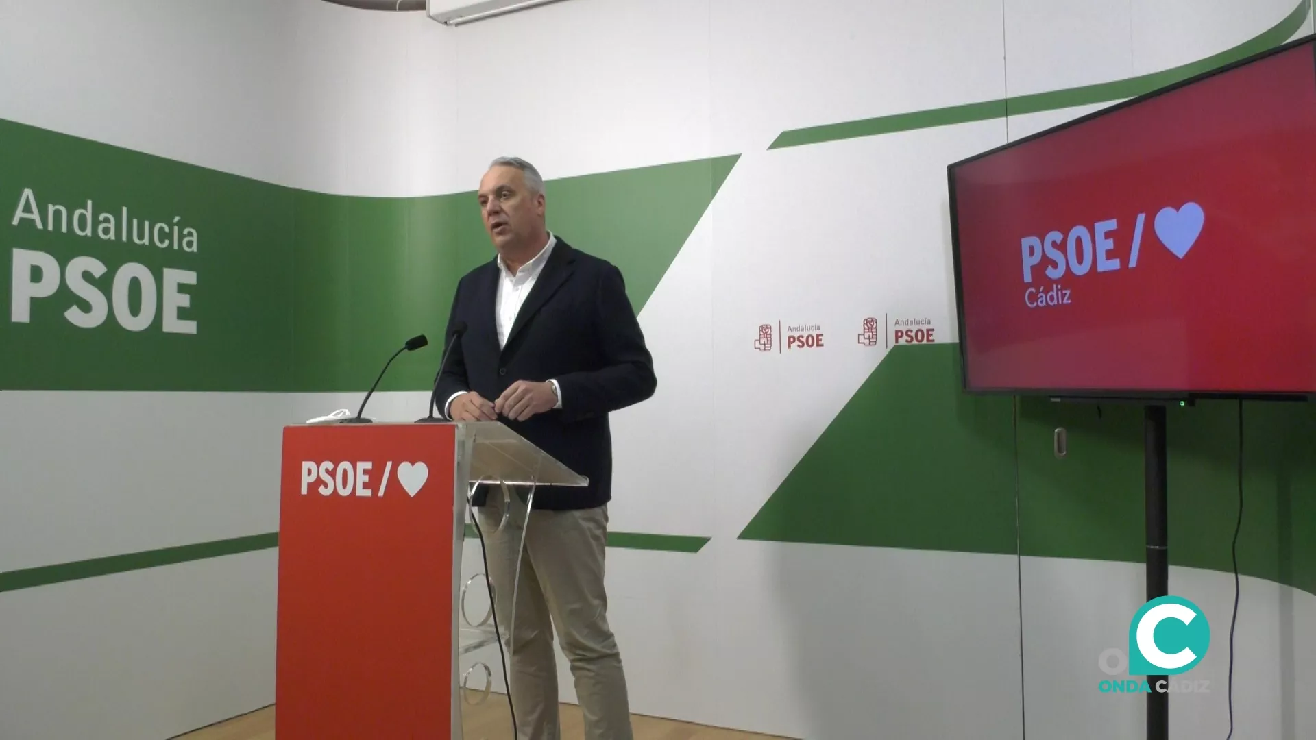 El secretario general del PSOE de Cádiz, Juan Carlos Ruiz Boix, durante su comparecencia en la sede del partido