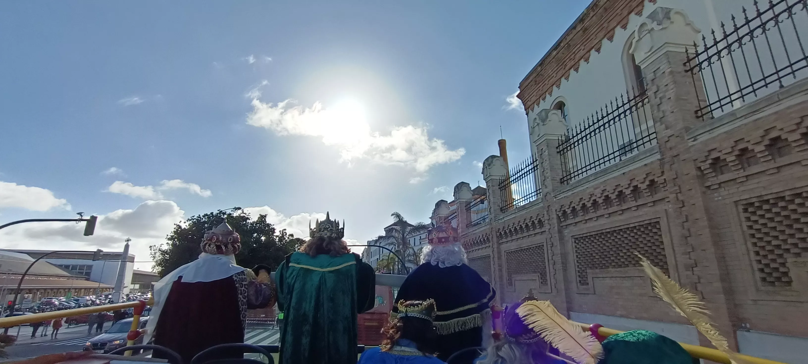 Los Reyes durante el recorrido turístico.