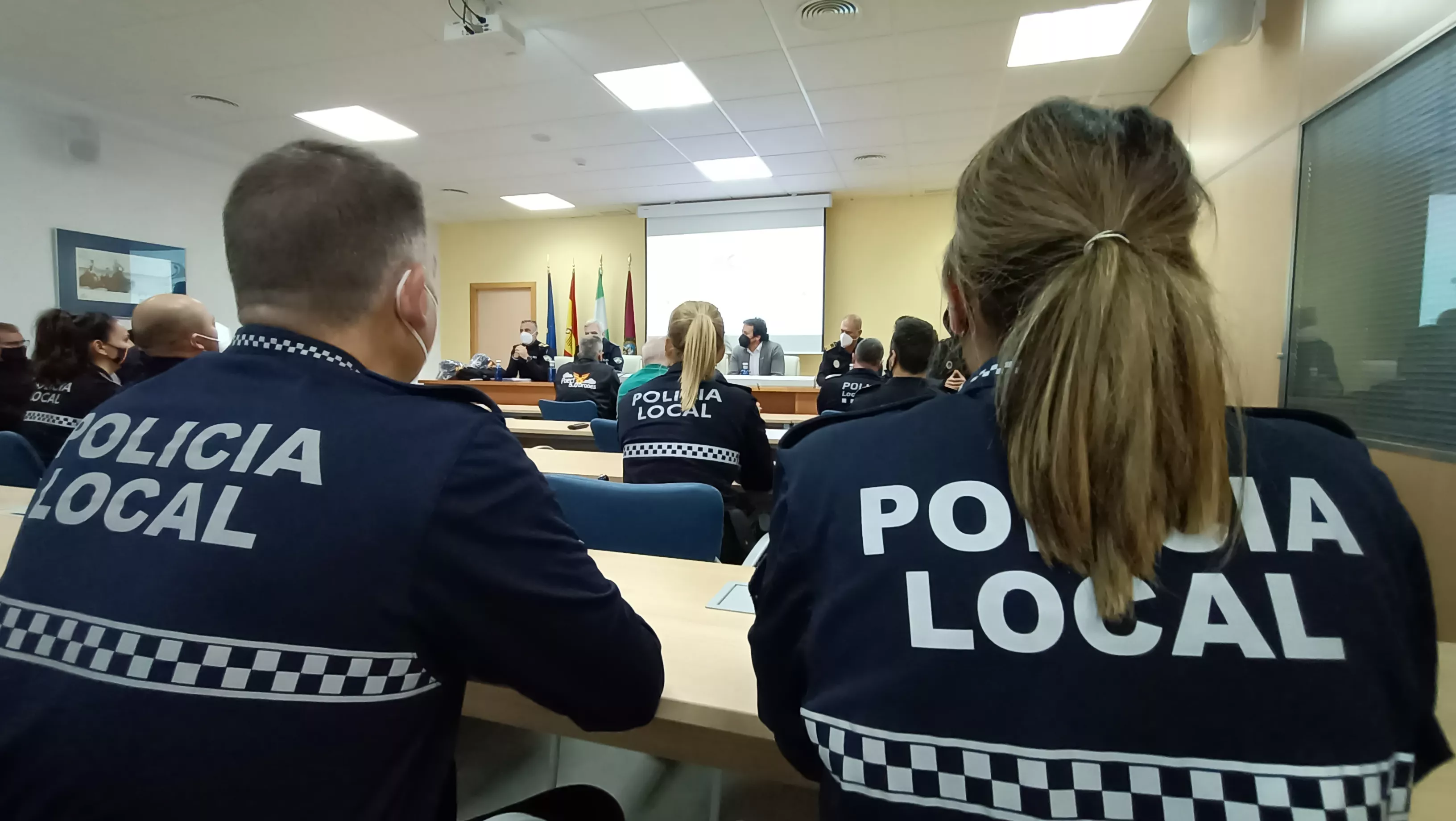 Los policías durante la entrega de diplomas.