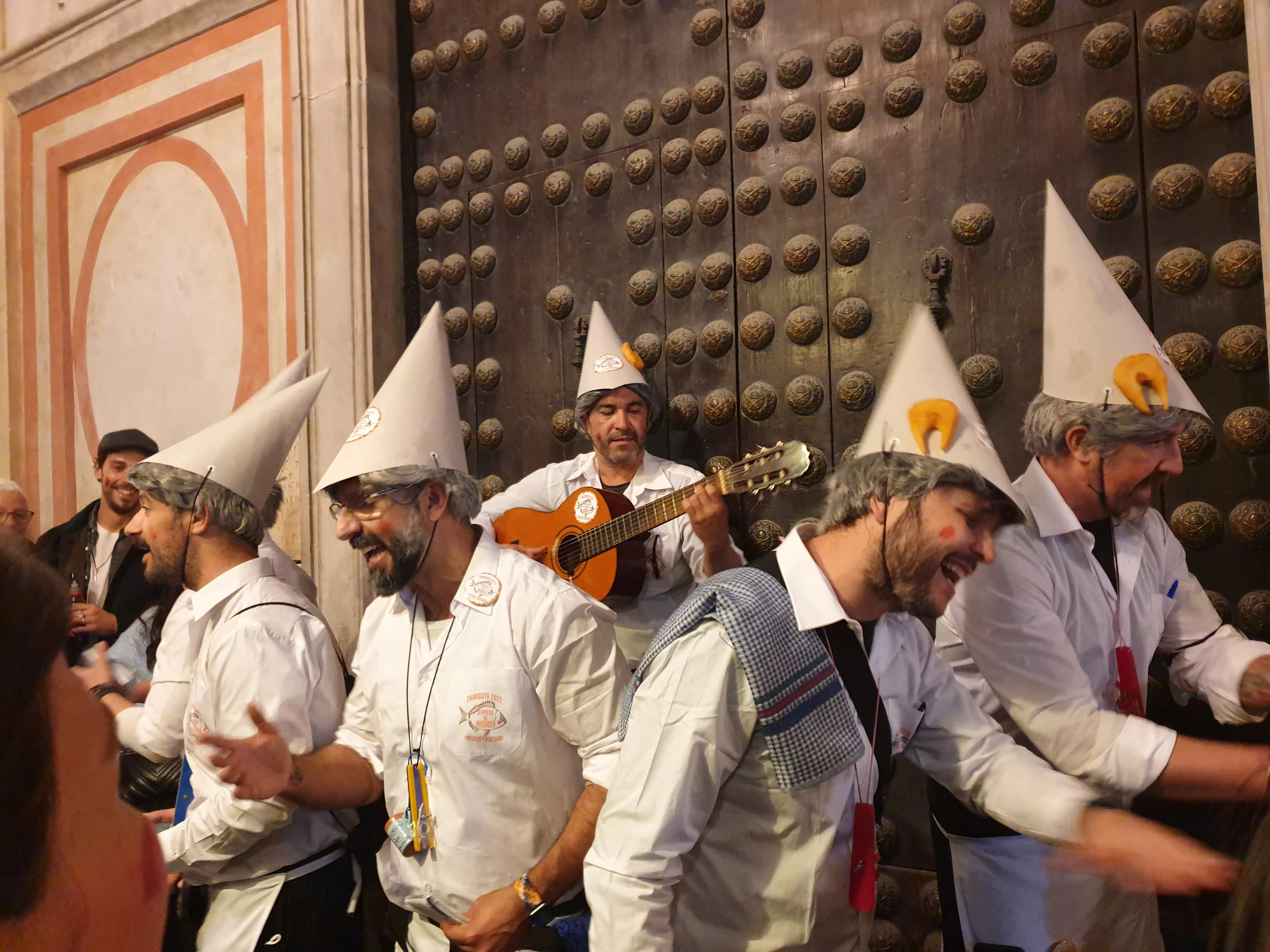 Una de las chirigotas ilegales actuando por las calles del centro de la ciudad