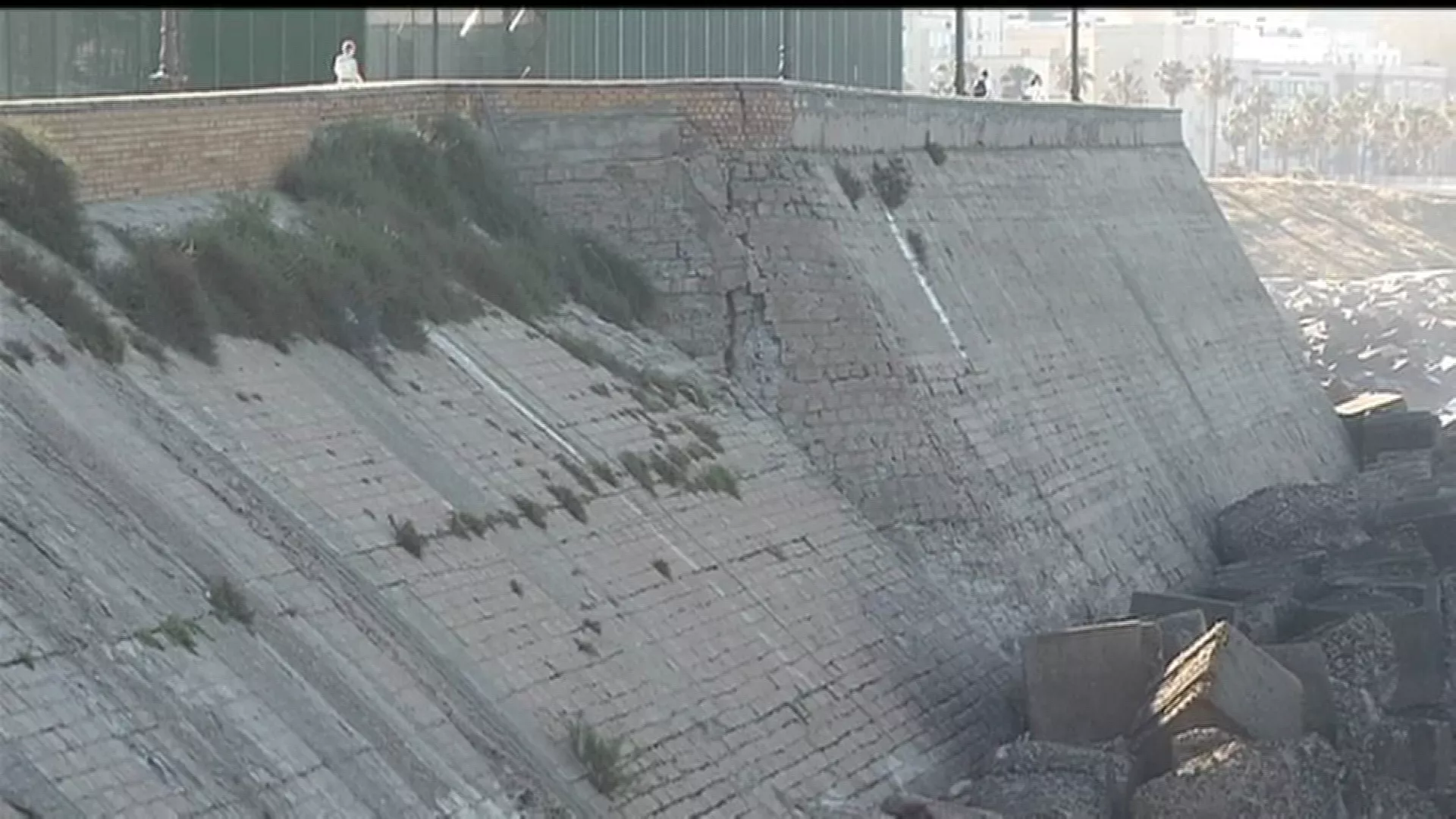 El Ayuntamiento pide a la Demarcación de Costas que impulse el inicio de la reparación de las murallas