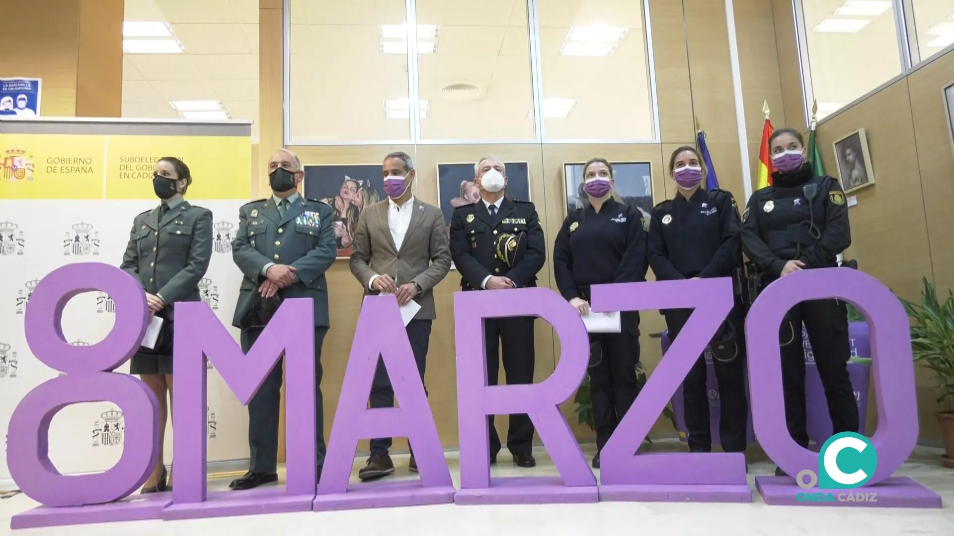 Imagen del acto institucional celebrado en el hall de Subdelegación del Gobierno en Cádiz