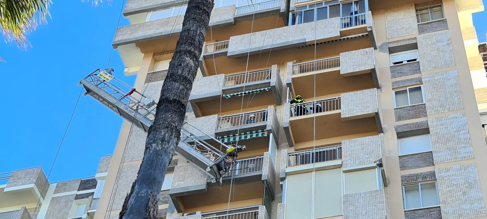 El momento en el que los efectivos de bomberos rescatan a los trabajadores