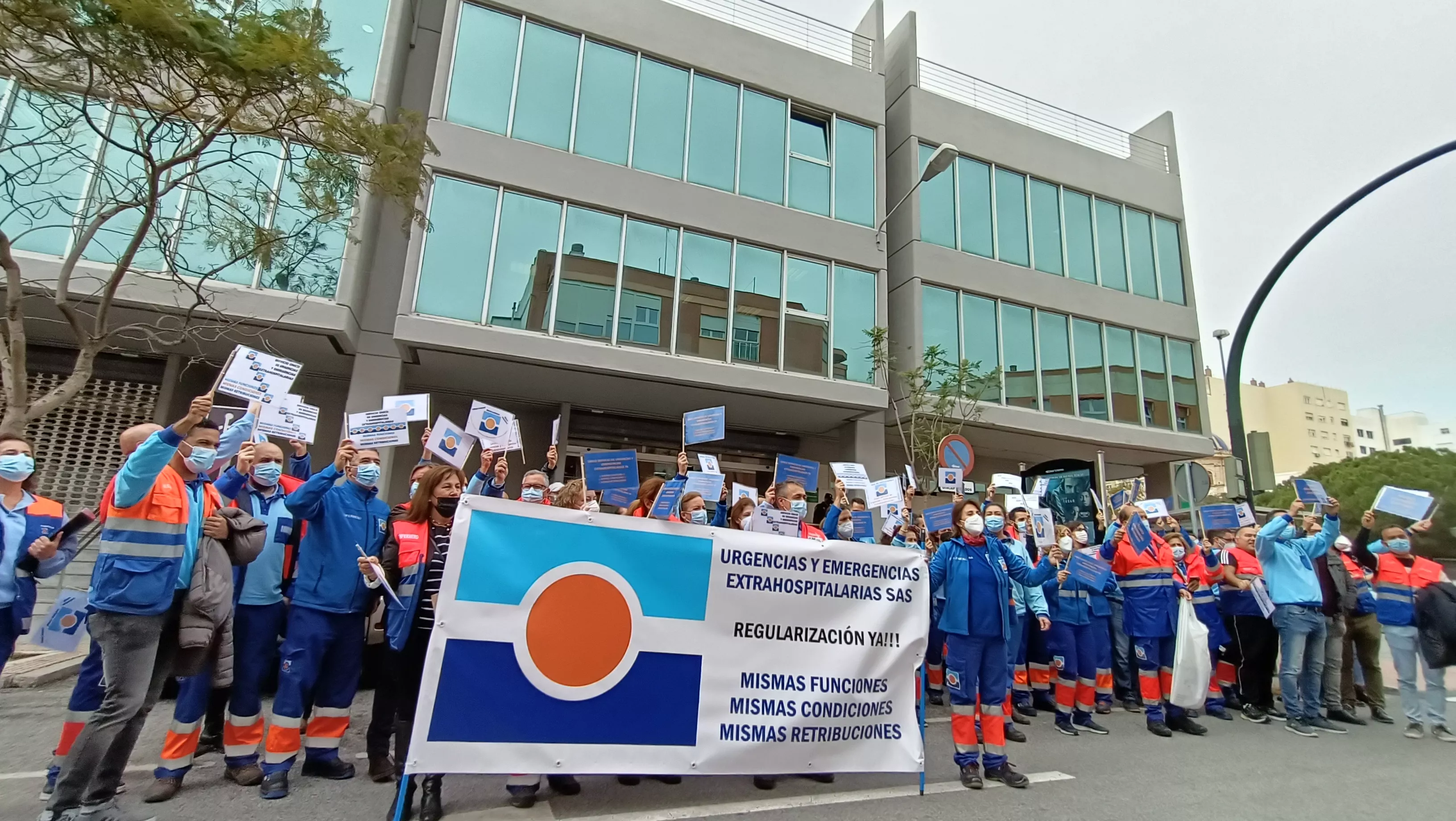 Protestas frente a la sede de la Consejería de Salud.