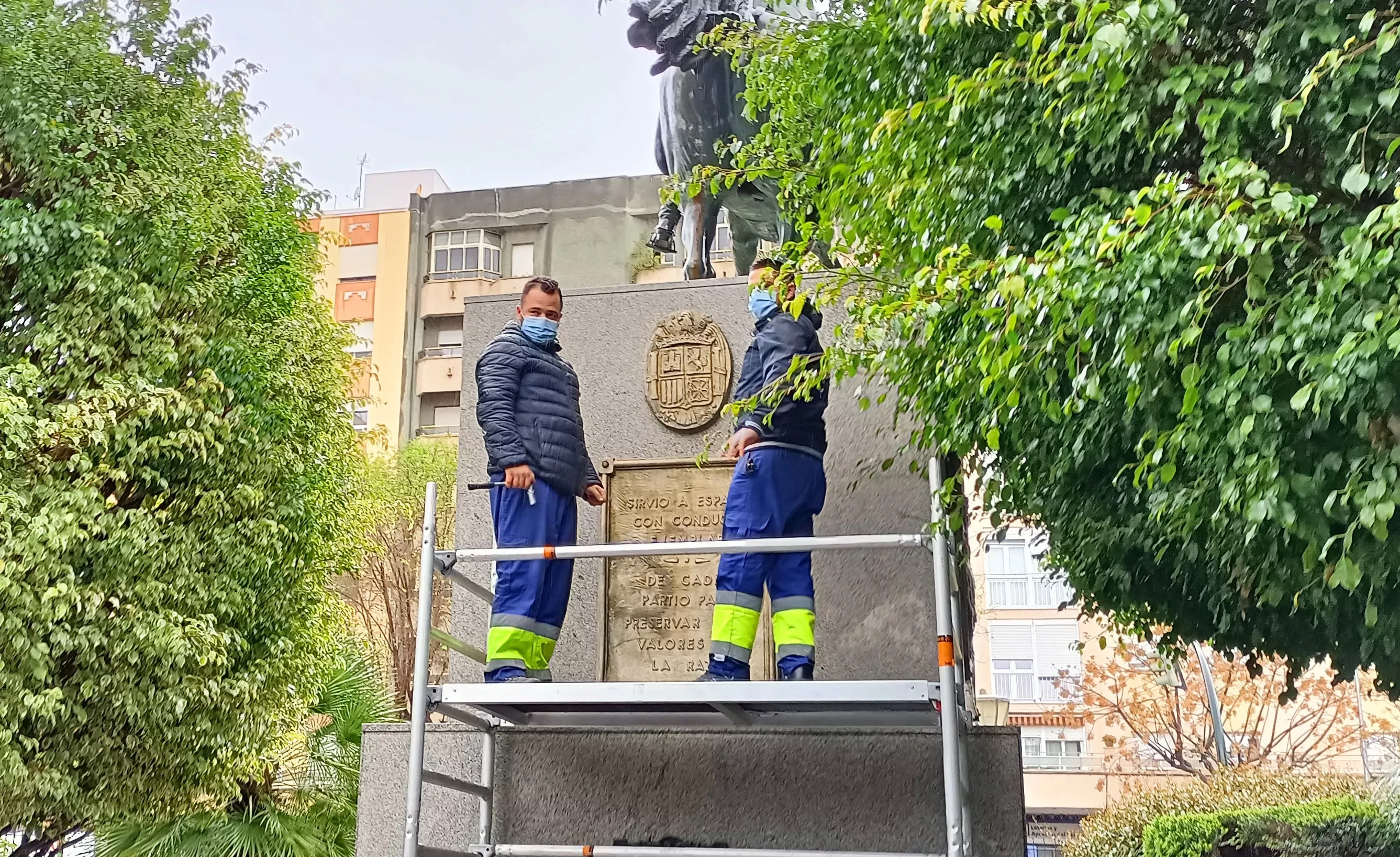 Durante la retirada de la estatua.
