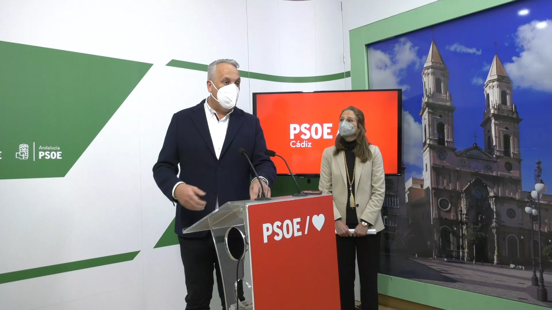 El secretario socialista comparece en rueda de prensa