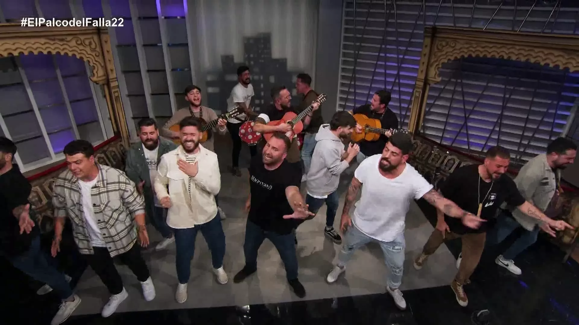 Actuación en directo de la comparsa Los Aislados.