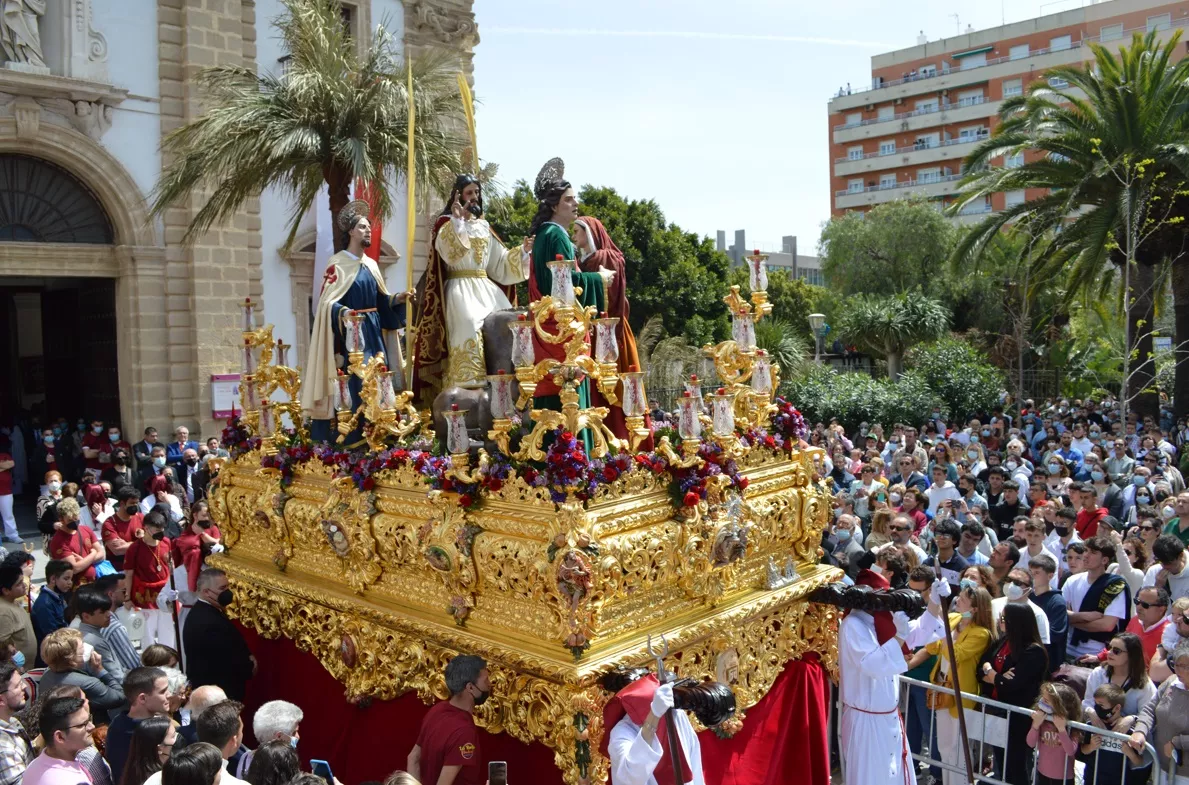 La Borriquita abre paso en un Domingo de Ramos muy esperado.
