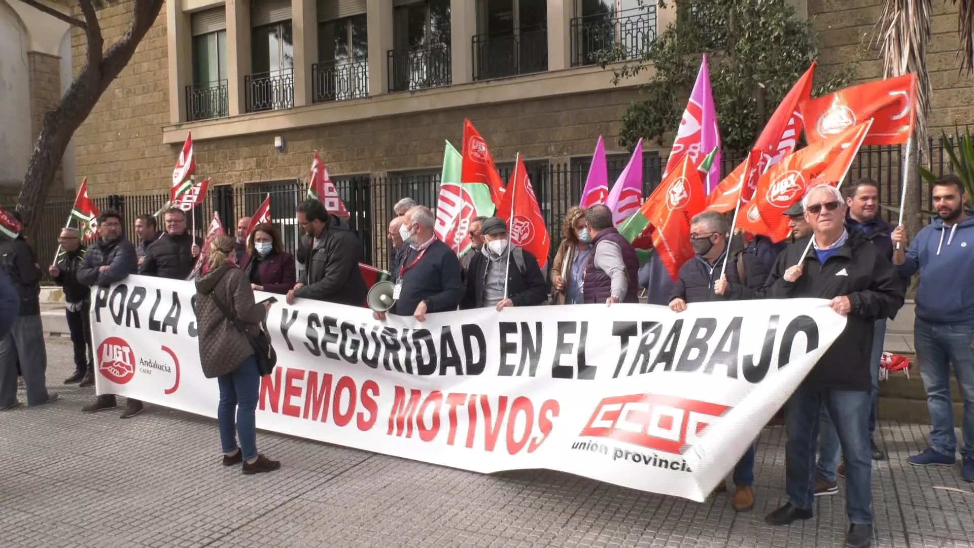 Concentración de CCOO y UGT ante la subdelegación del gobierno