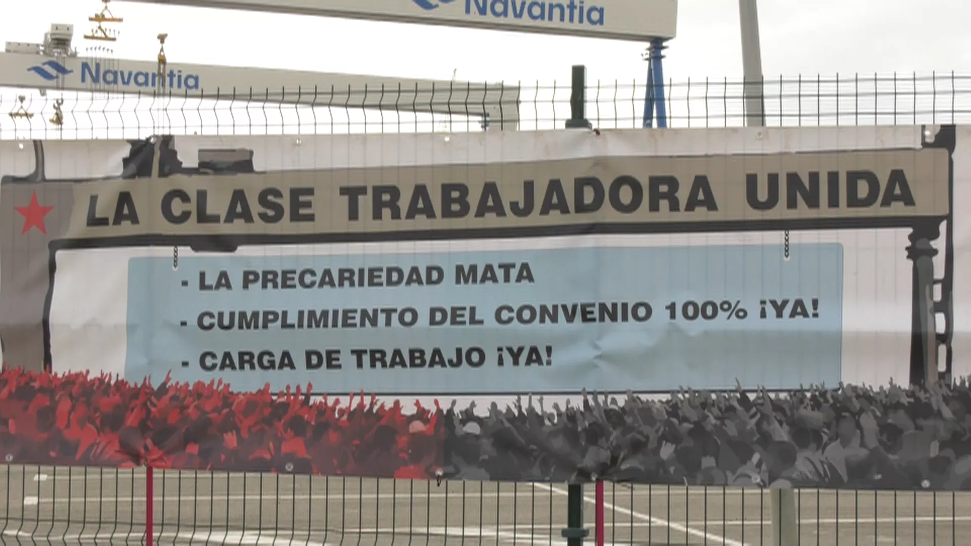 Cartel de la CMT durante la concentración de esta tarde 