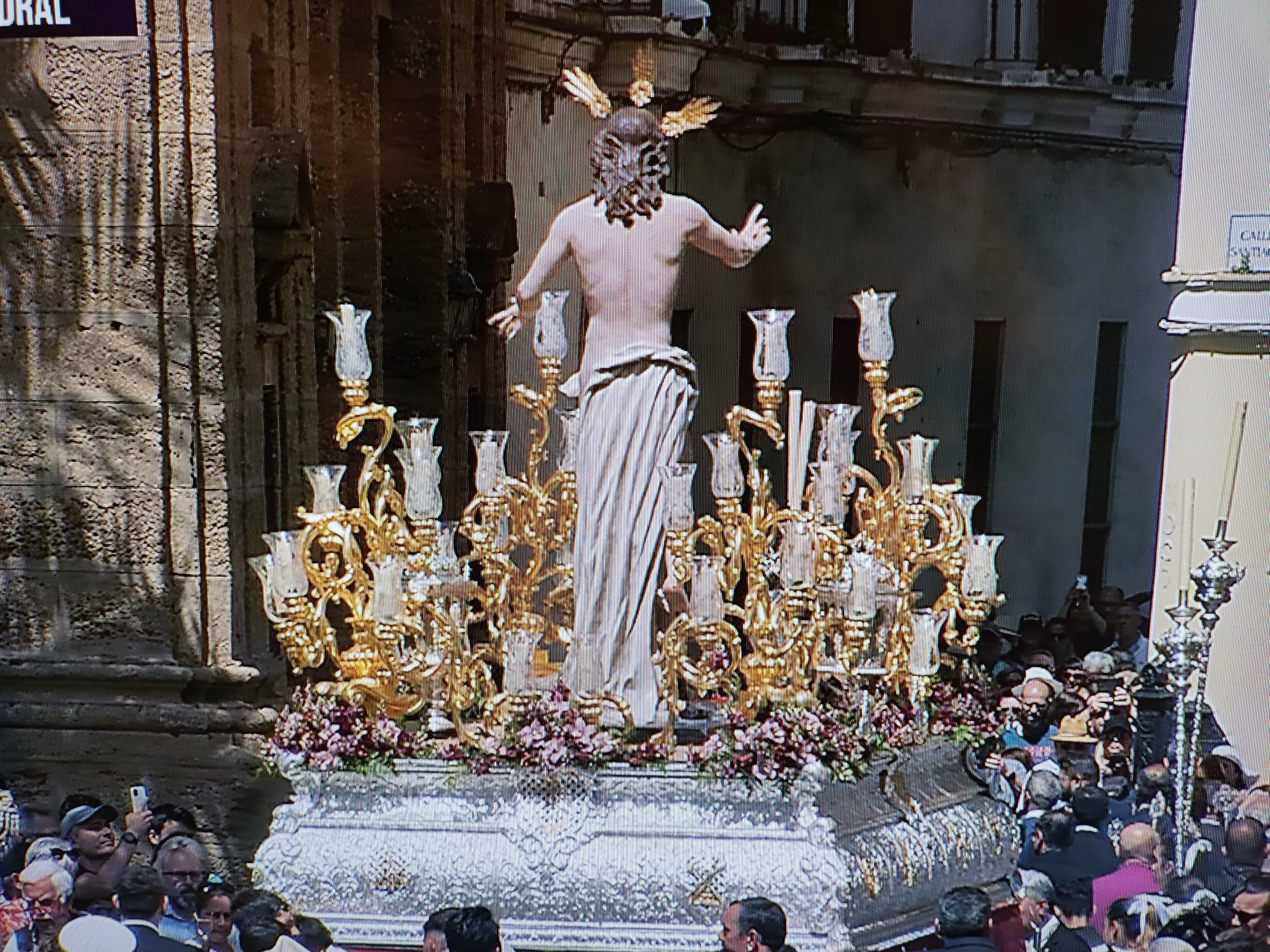 La imagen del Resucitado ha salido desde la Catedral