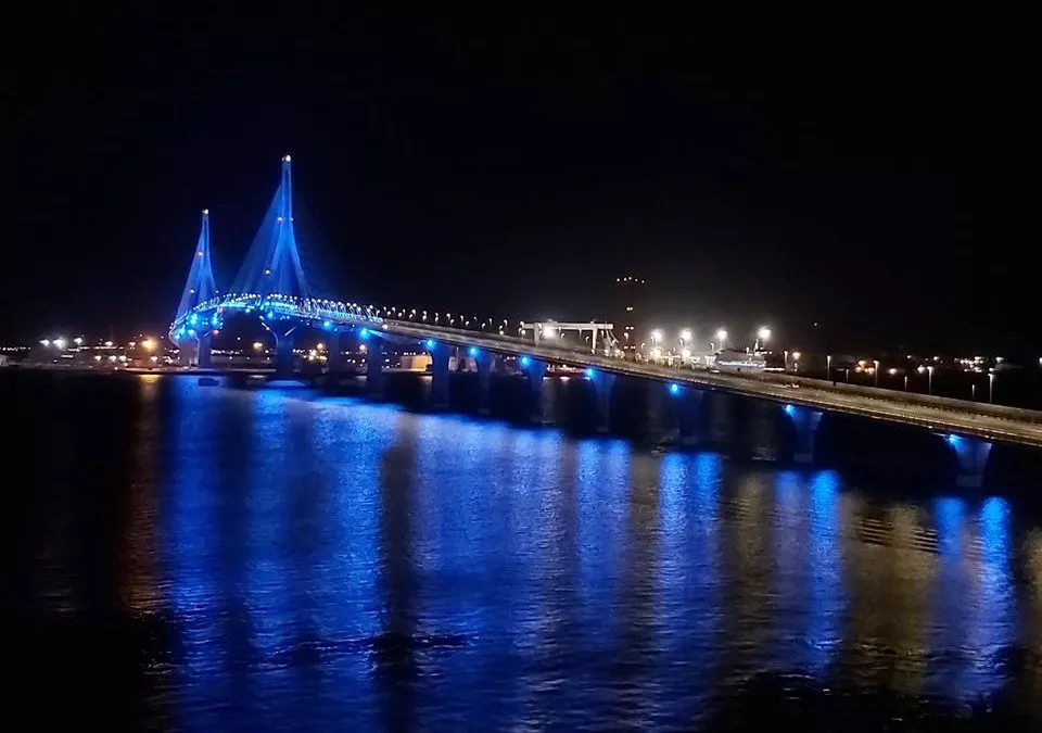 Puente azul por el Día del Autismo