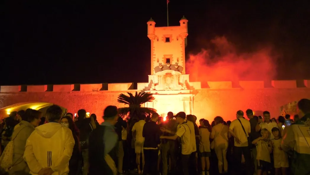 La afición amarilla sale a la calle para celebrar la permanencia en Primera del Cádiz CF.