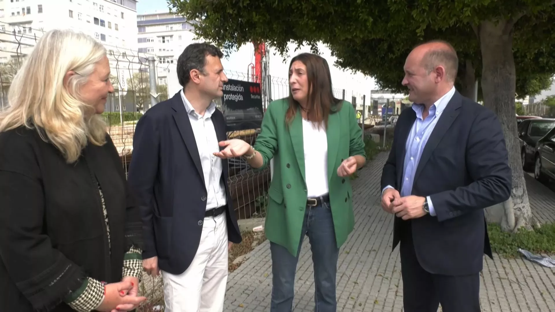 La secretaria del PP-A, junto a dirigentes del PP provincial y local, en su visita a las obras de Matadero en Cádiz