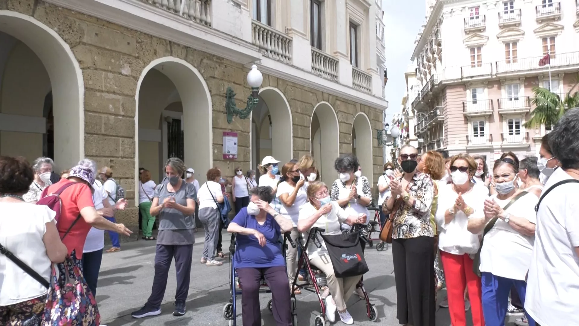 Los usuarios y usuarias de los talleres se movilizan con sus monitores