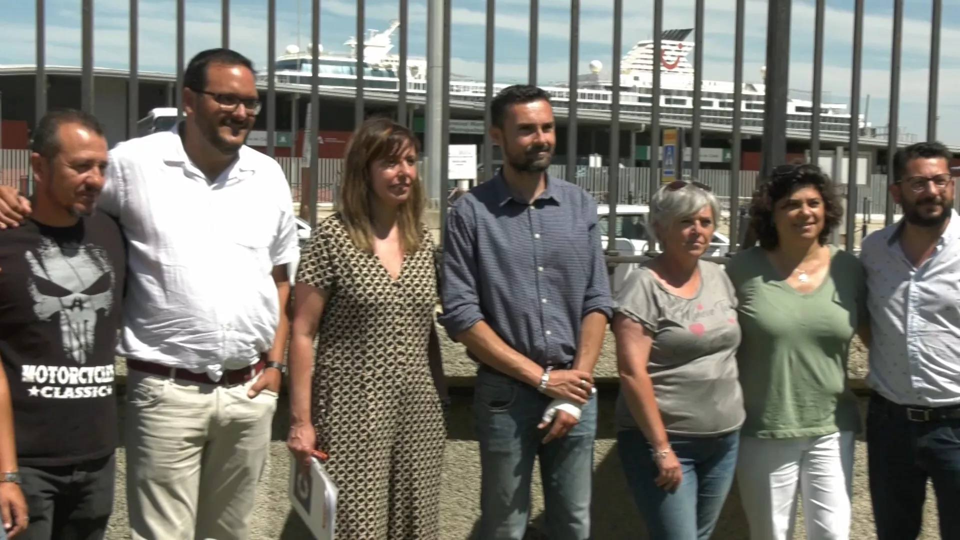 El aspirante de Por Andalucía, Martín Vila, junto a representantes de trabajadores del puerto de Cádiz