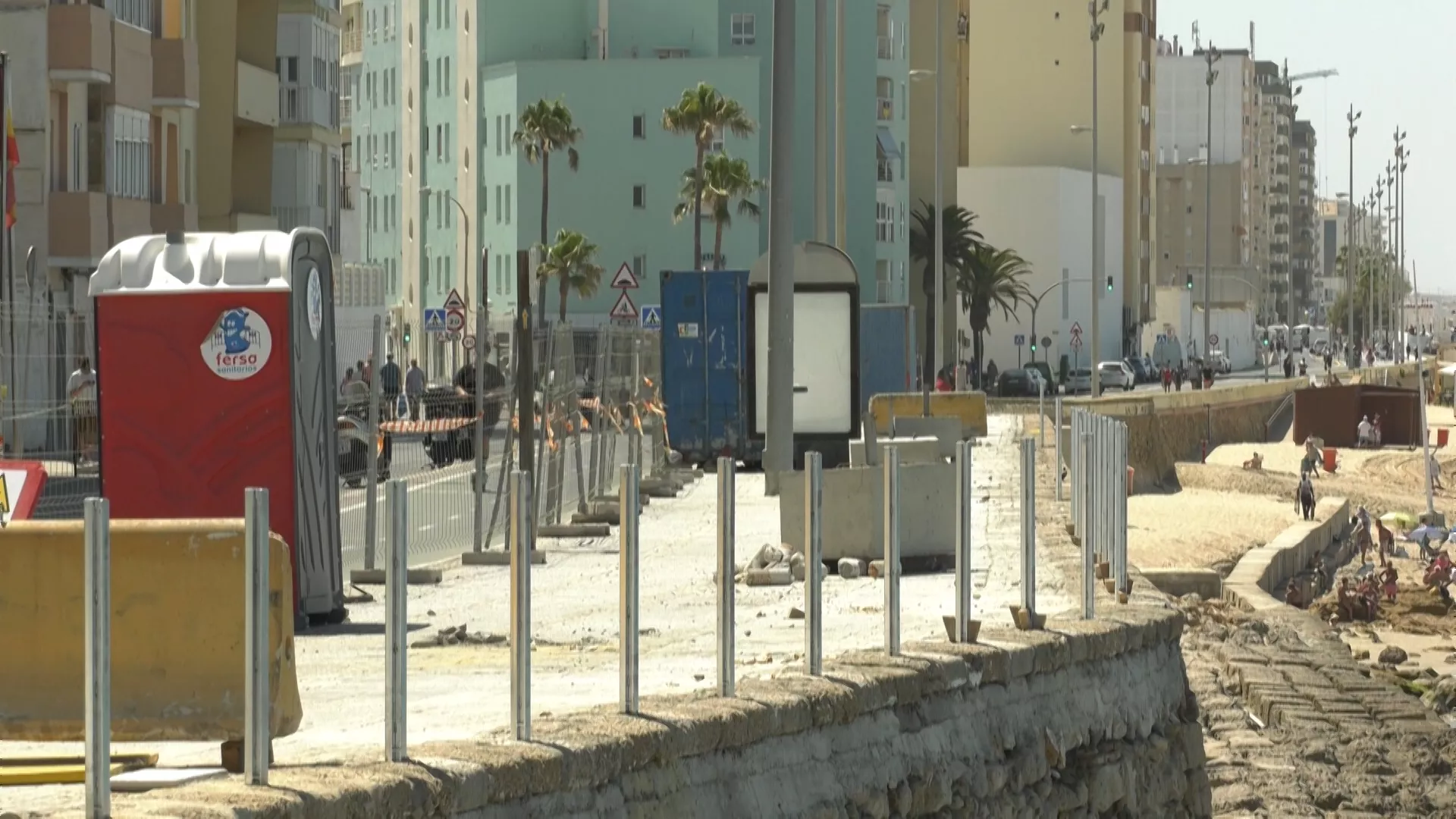 Avances de la obra de instalación de la barandilla en el paseo marítimo 