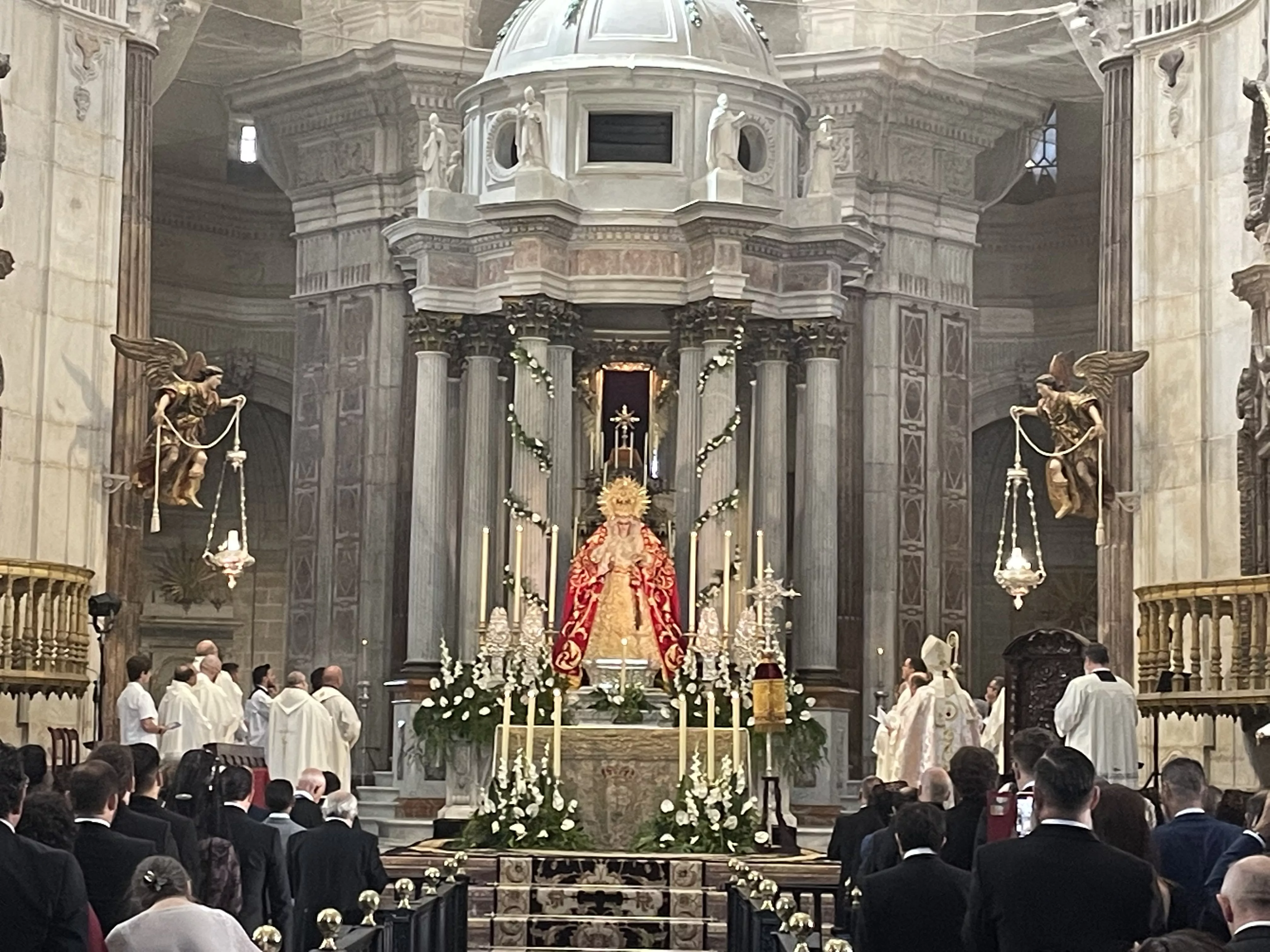 La Virgen de Las Penas coronada