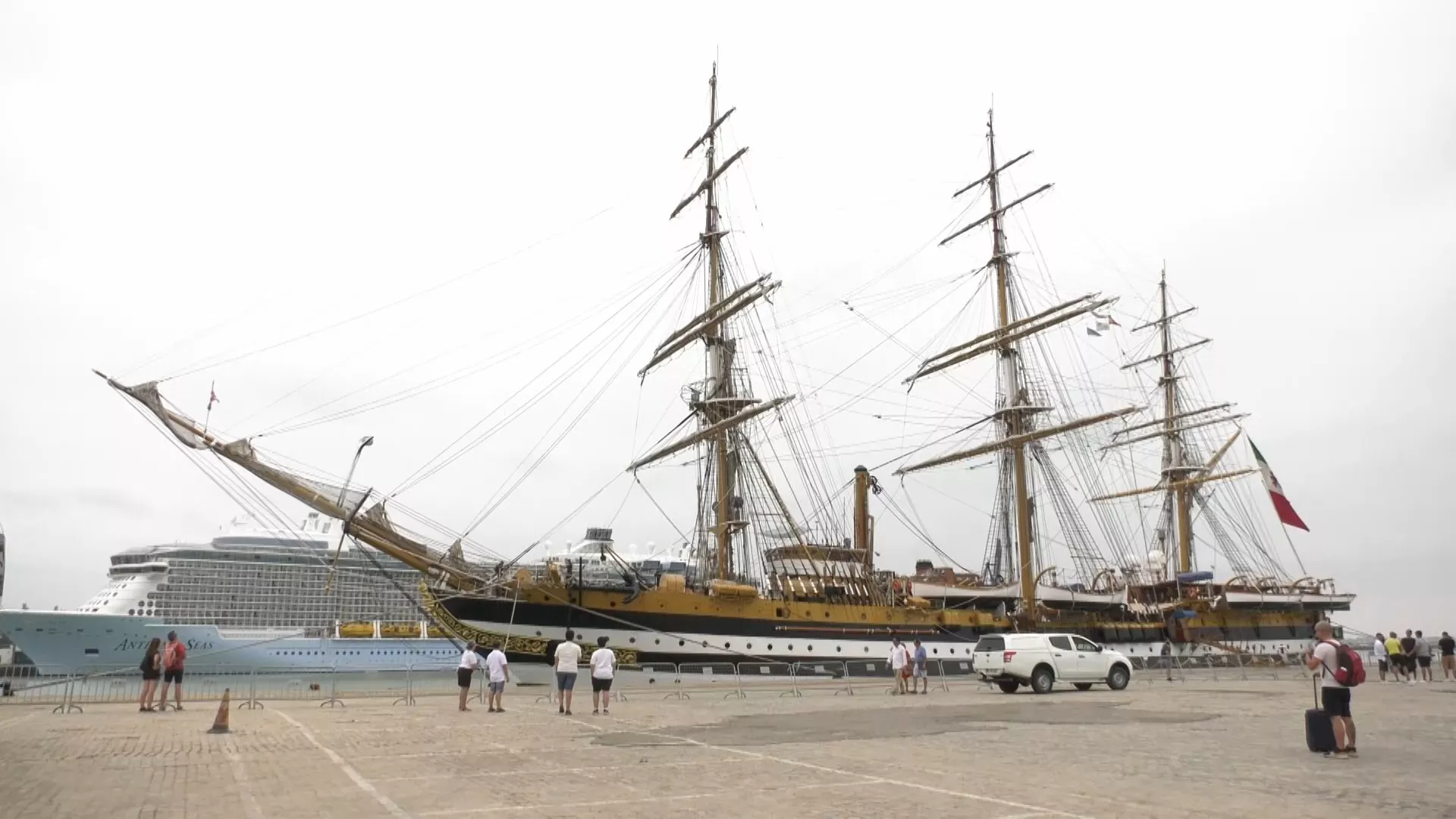 El buque escuela italiano Amerigo Vespucci atracado en el muelle Reina Victoria de Cádiz