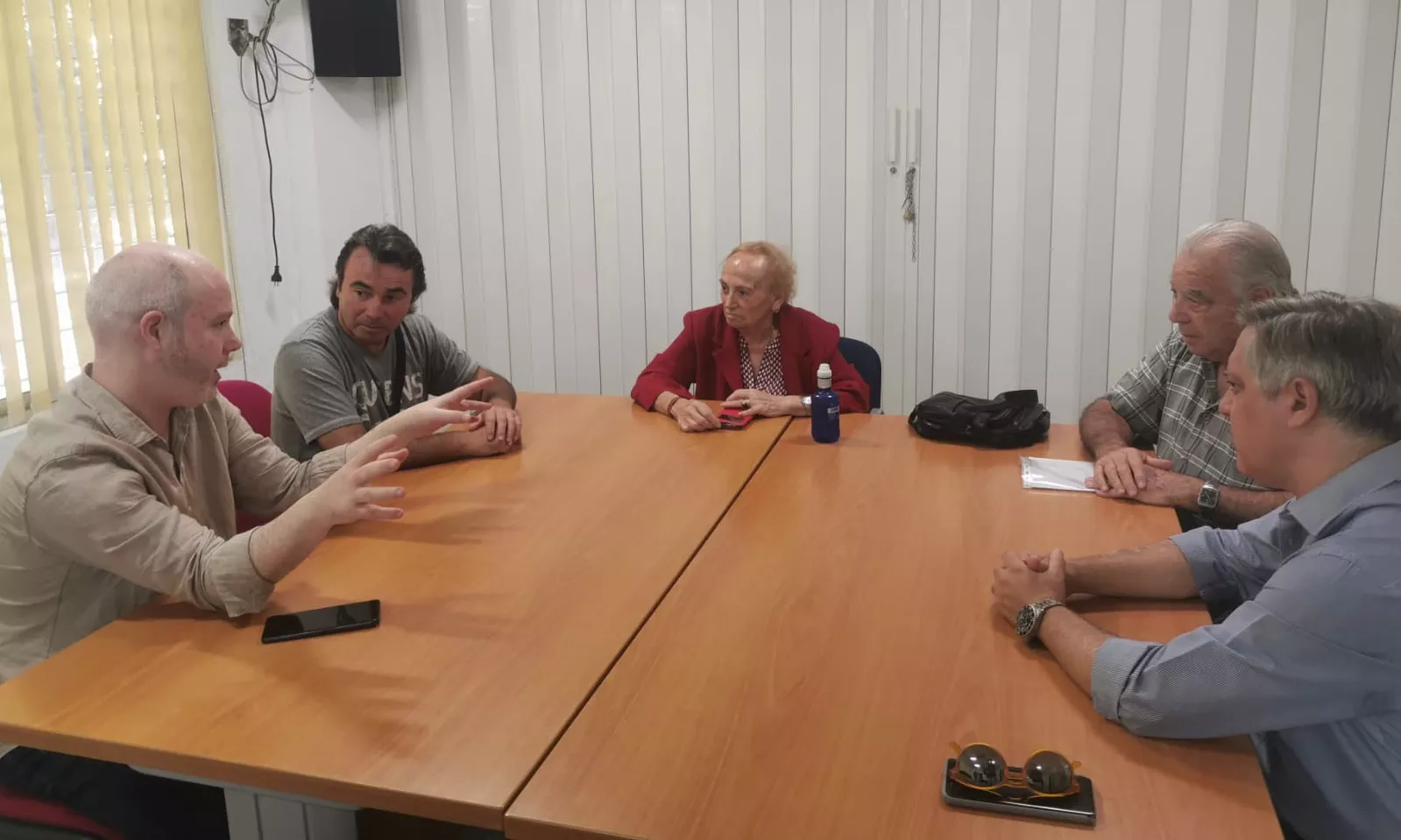 Responsables del PSOE local durante la reunión con representantes de la AVV Bahía Gaditana