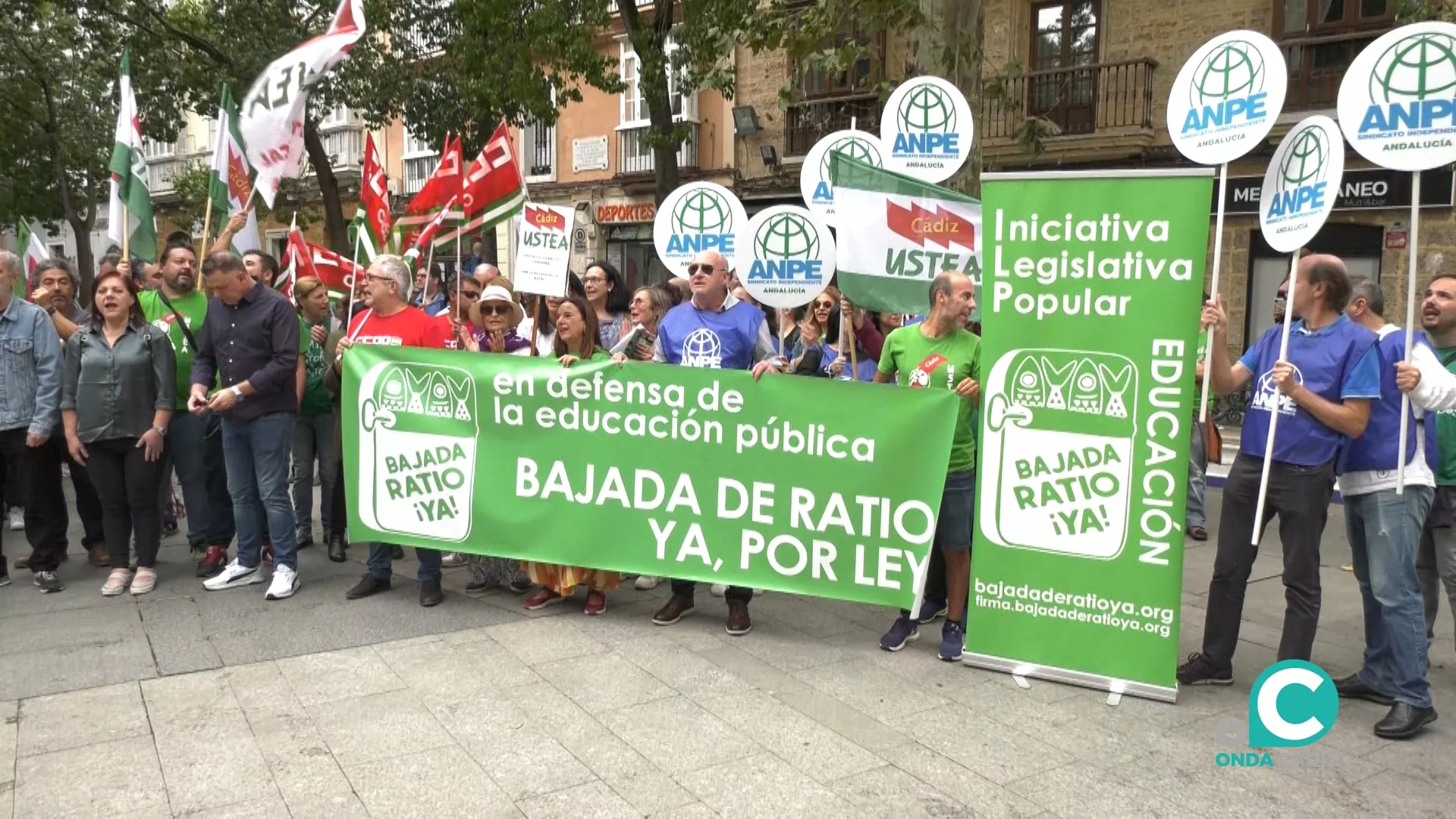 Imagen de la concentración educativa en la Plaza de Mina 