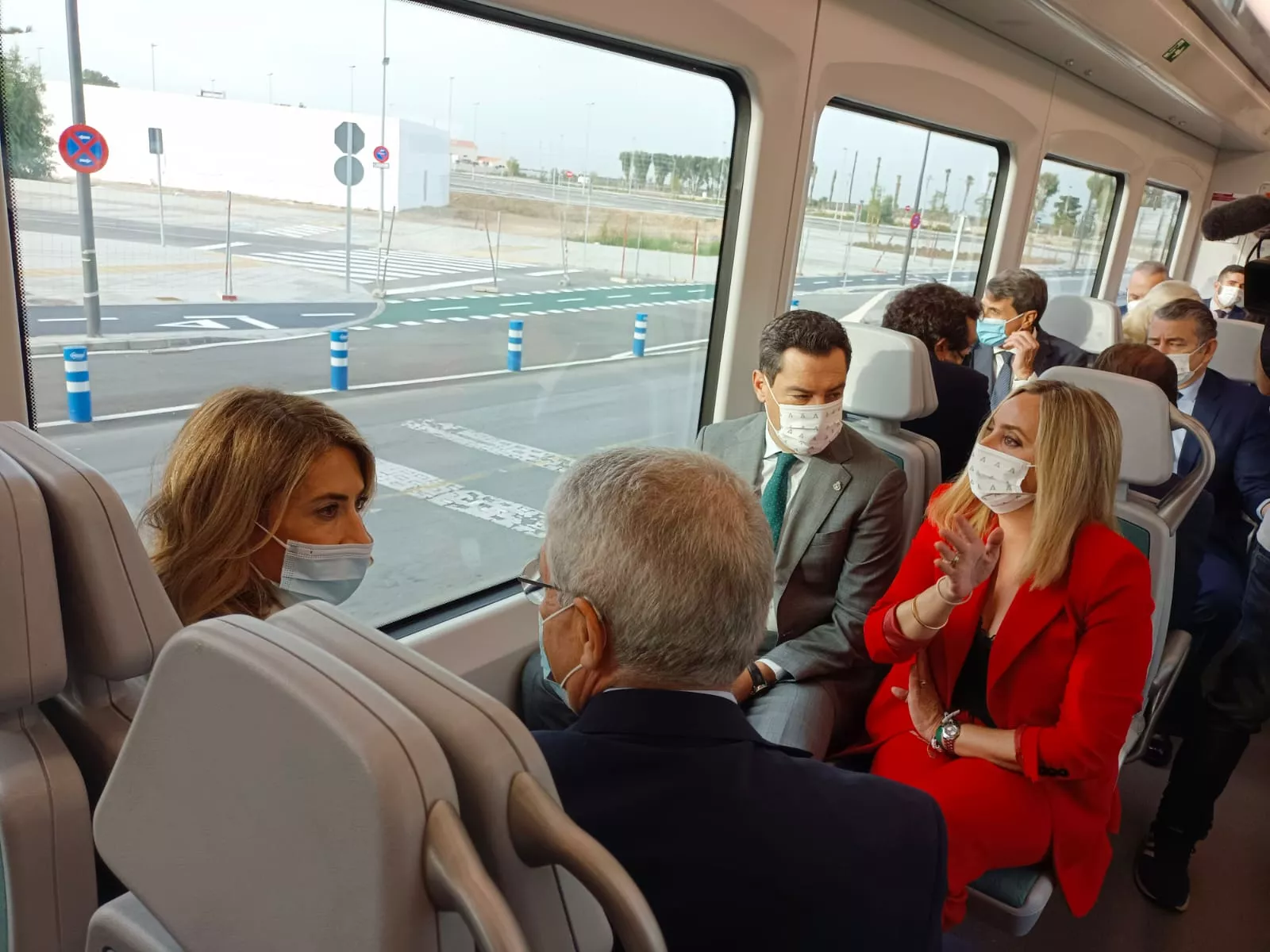La ministra de Transportes y el presidente de la Junta presiden el viaje inaugural del TramBahia