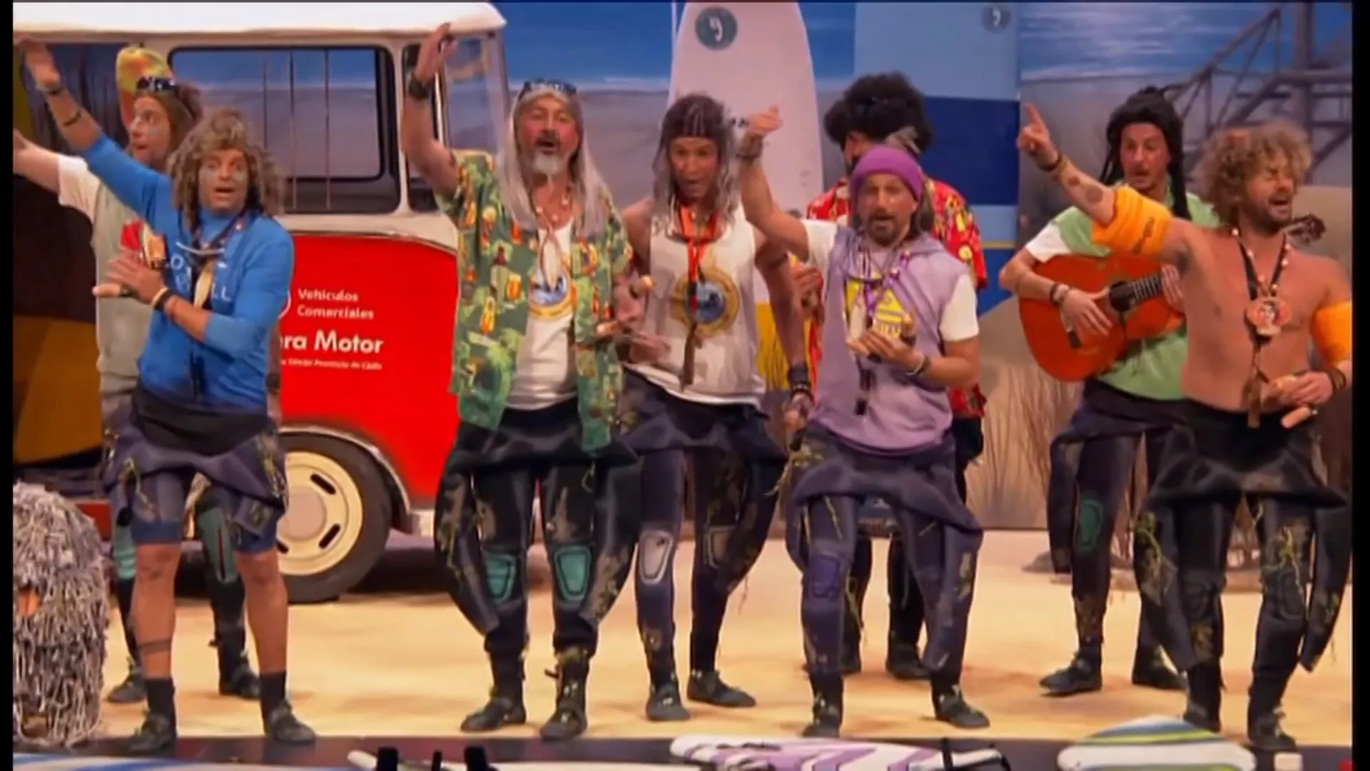 Agrupación actuando sobre las tablas del Falla.