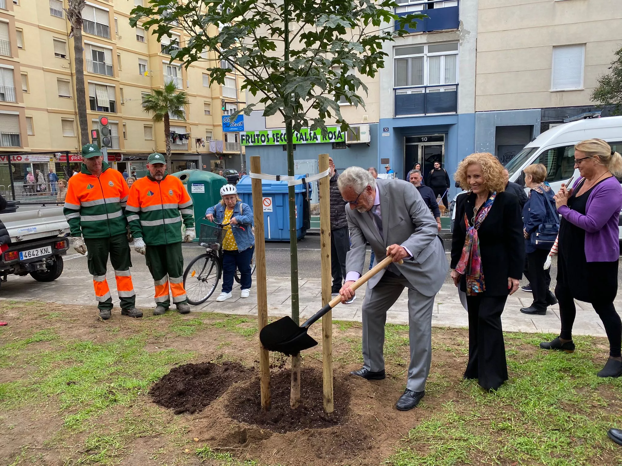 Jesús Maeztu planta un árbol en el barrio