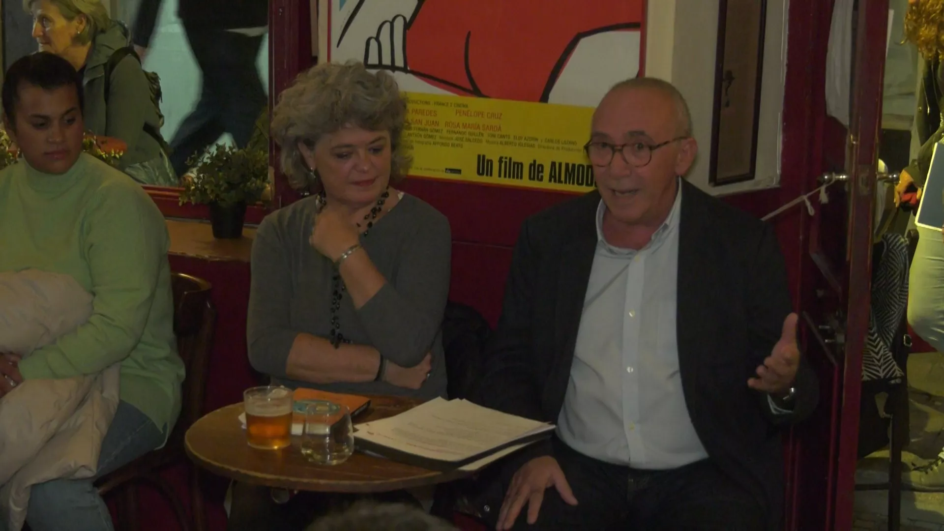 Francisco Aguilar presentando su libro, acompañado de Blanca Flores