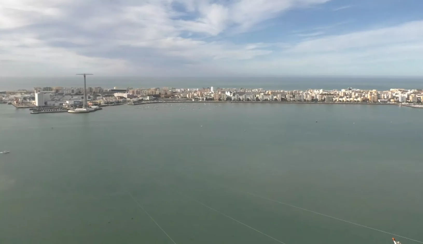 Imagen del nuevo cableado eléctrico sobre la Bahía desde la torre de Endesa en Cabezuela