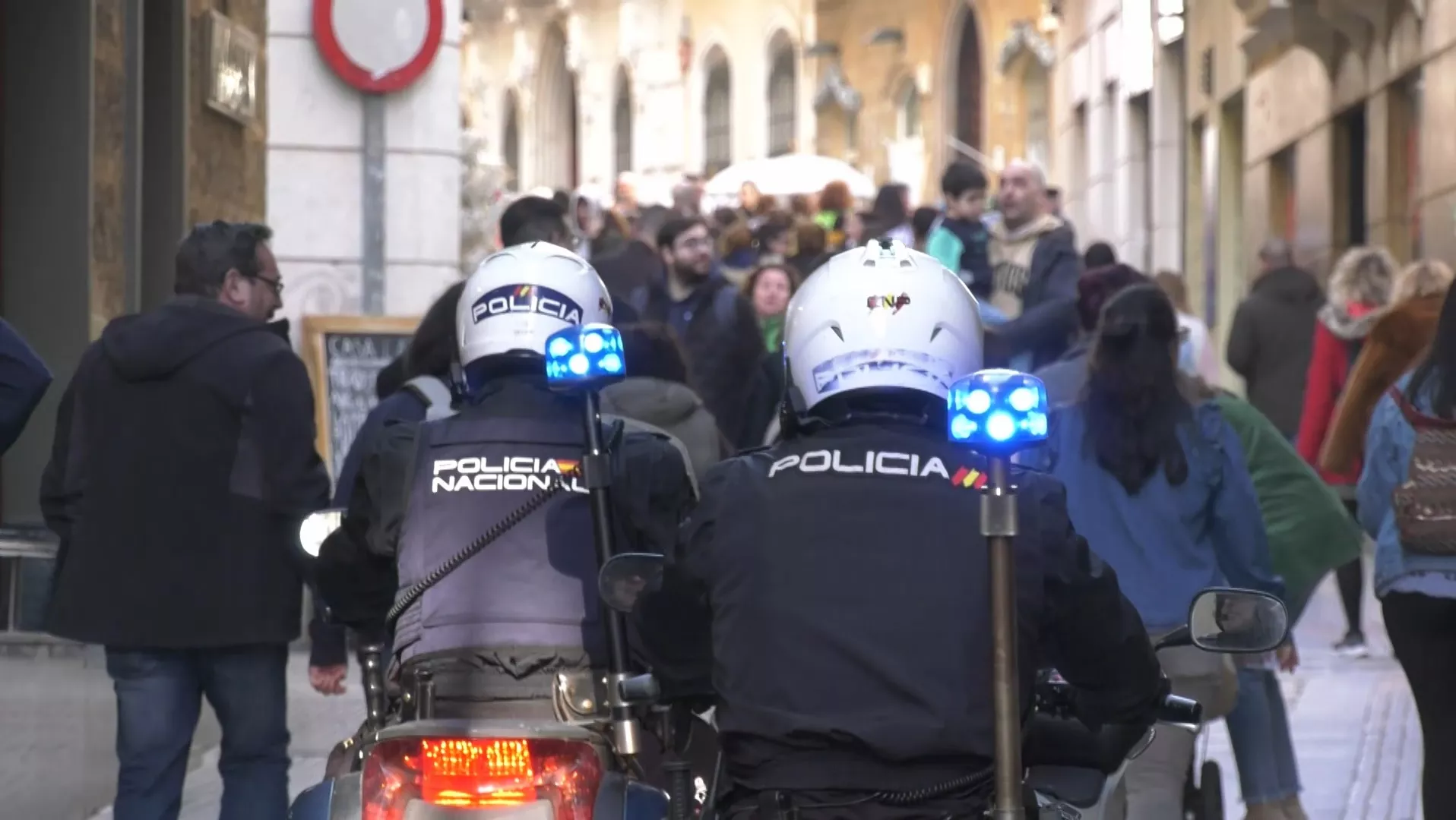 Dos efectivos motorizados del grupo Hércules recorren la zona comercial del centro de Cádiz