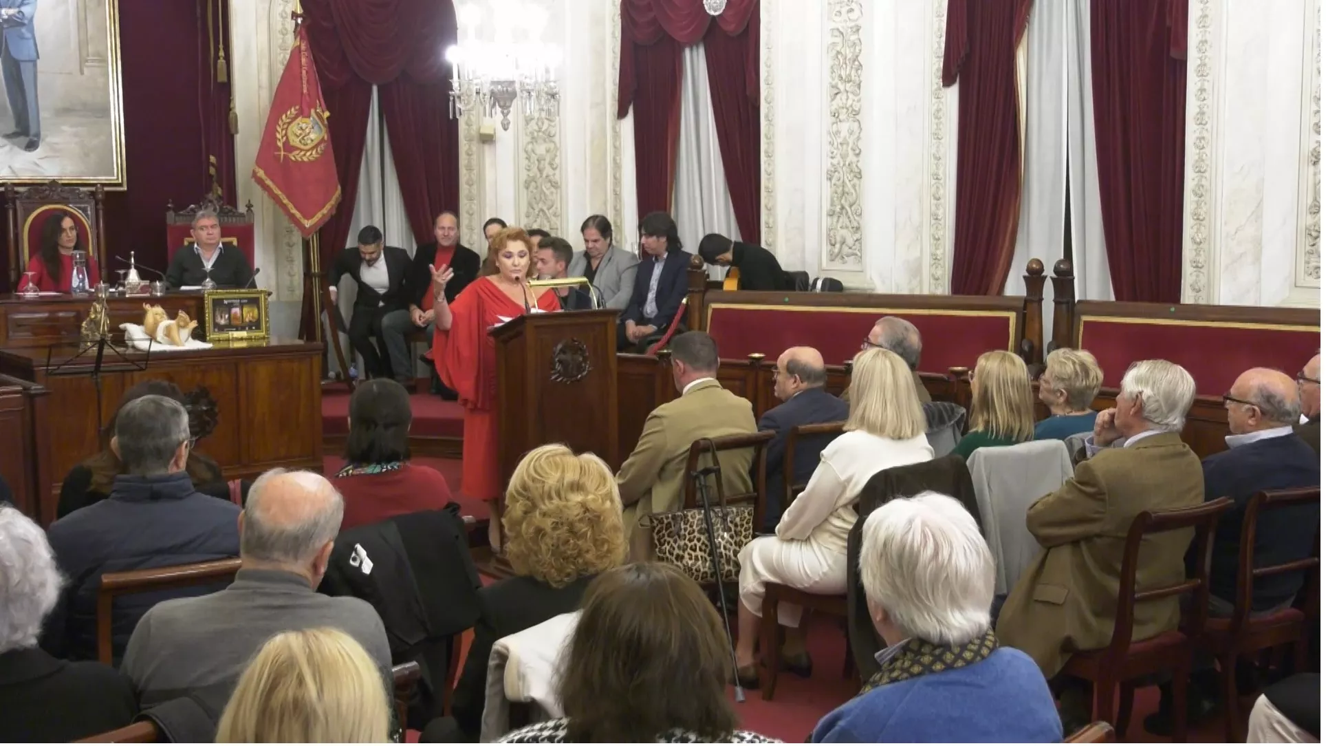 El salón de plenos del Ayuntamiento se quedó pequeño para acoger al publico asistente al pregón de la Navidad de Manoli Lemos