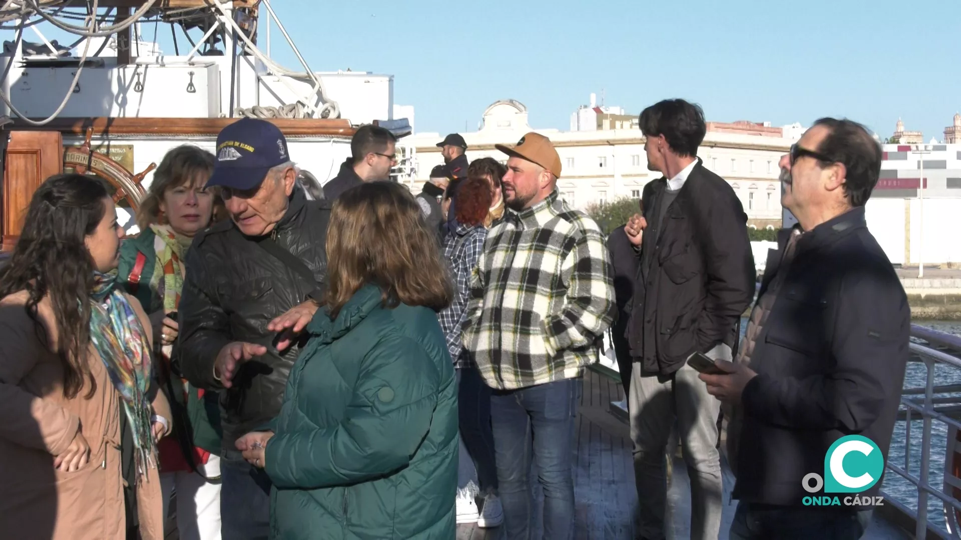 Visitantes en la cubierta del barco 