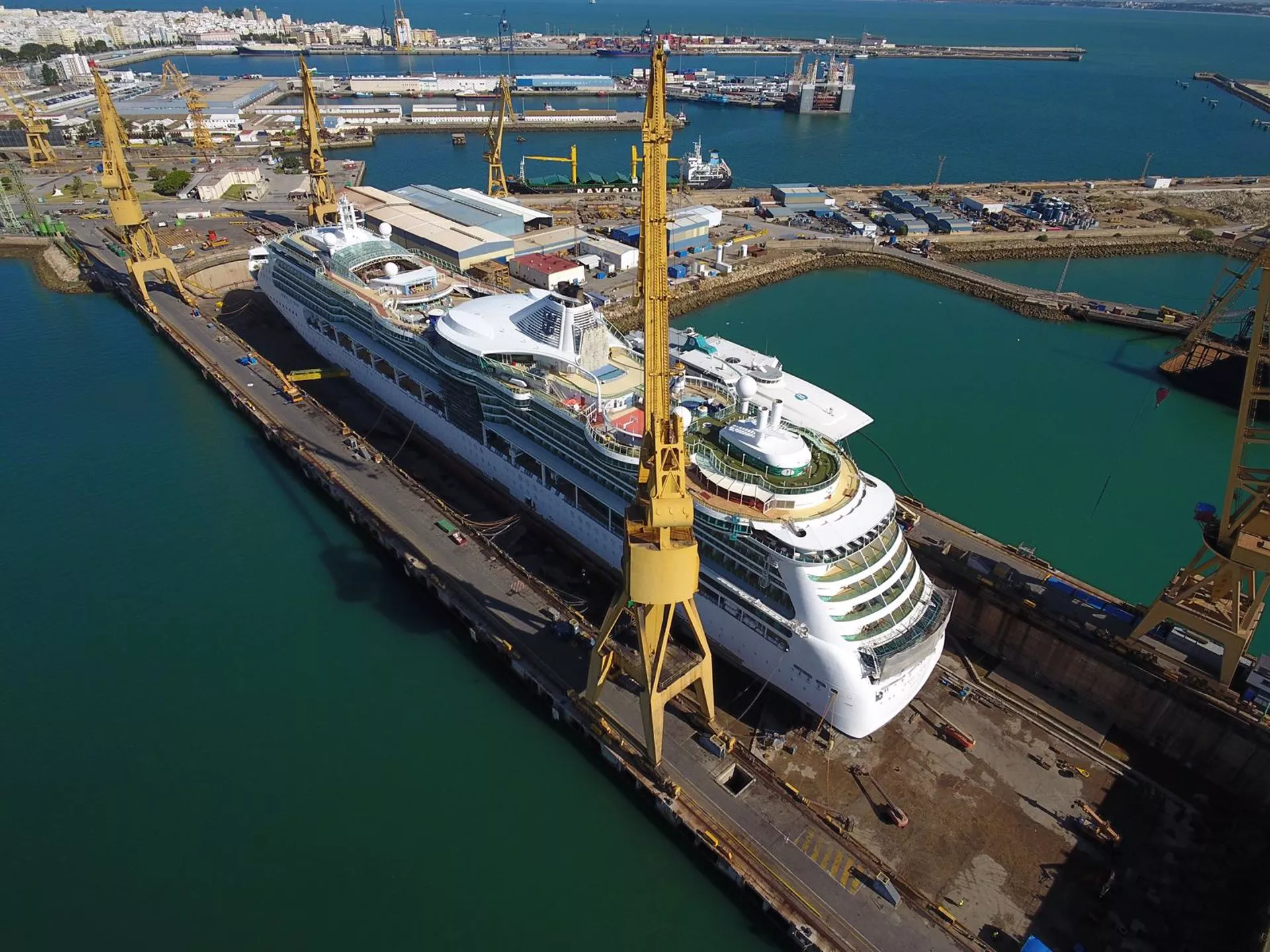 El crucero 'Jewel of the Seas' en los astilleros de Navantia Cádiz