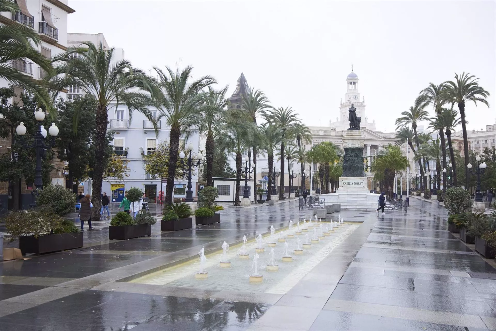 Detalle de la plaza de San Juan de Dios durante la llegada de una borrasca en Cádiz.