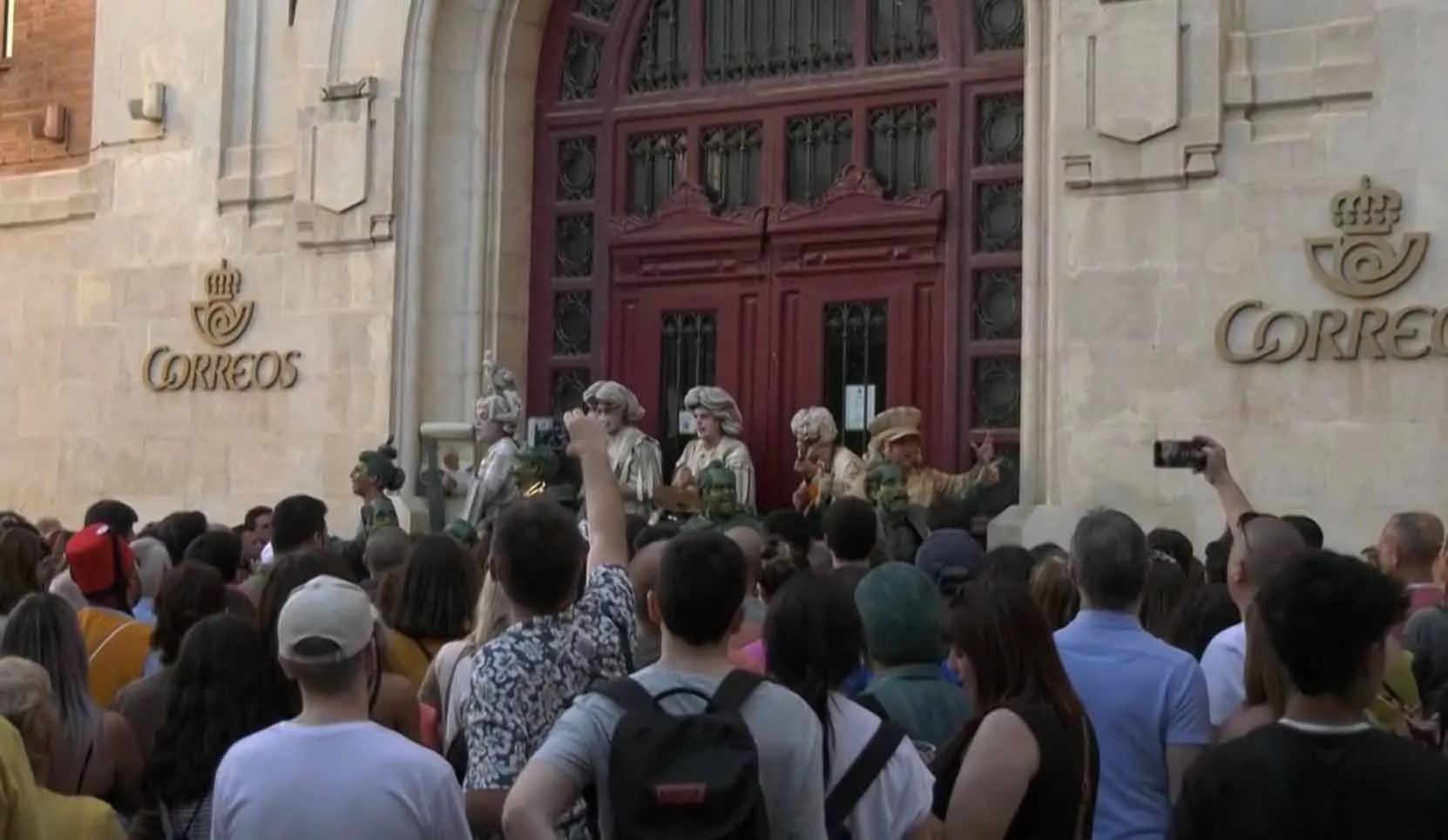 Numerosos aficionados se agolpan junto a las escalera de Correos para escuchar una agrupación